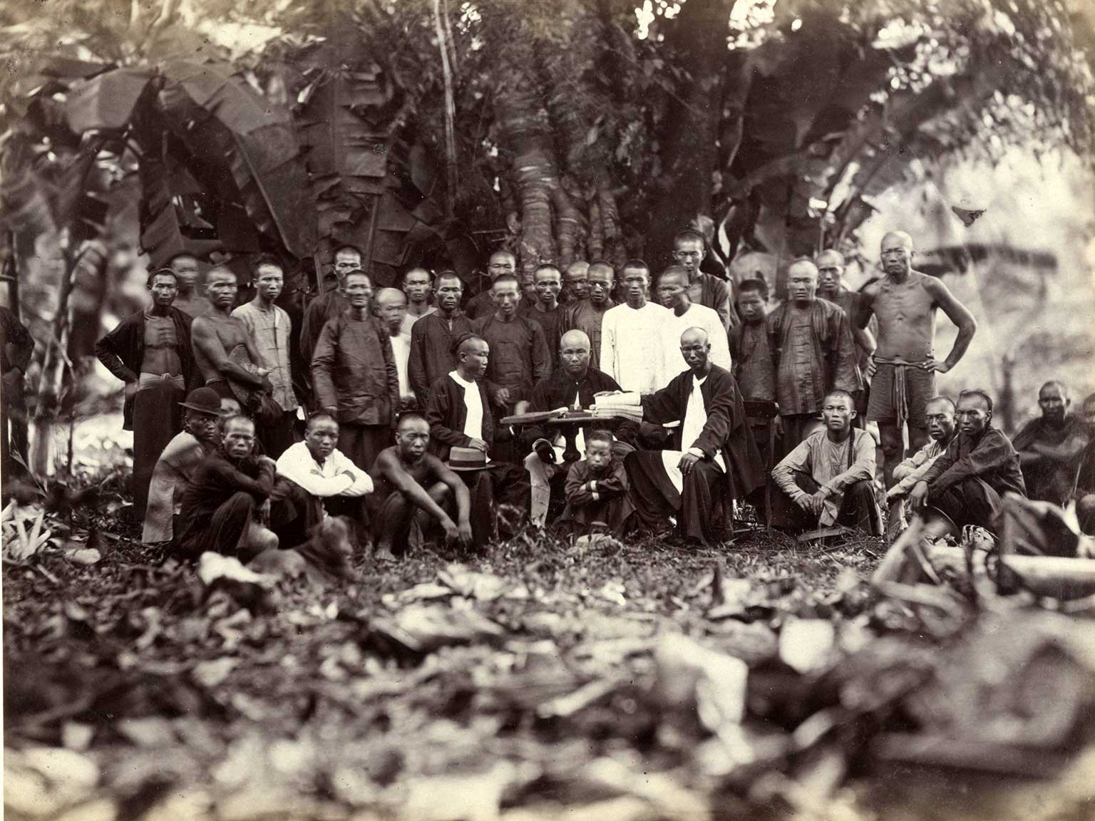 Chinese koelies en opzichter in Sumatra in 1870, fotocollectie van de Deli Maatschappij
