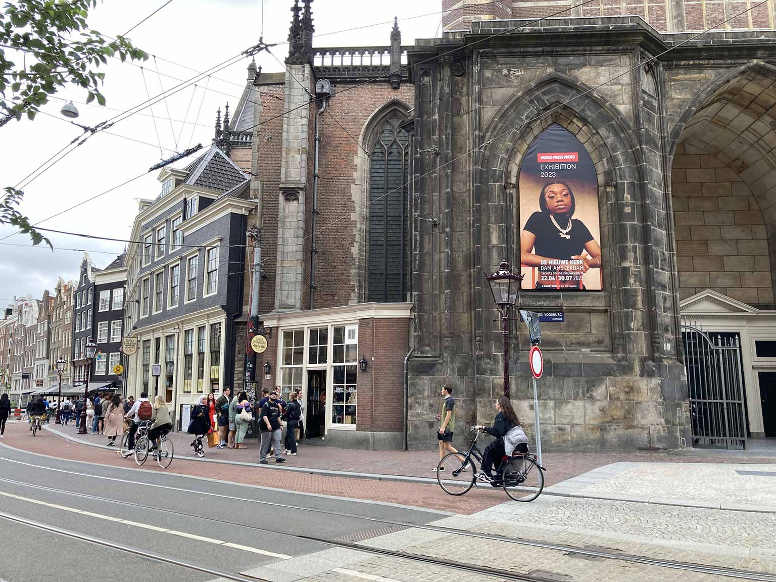 Nieuwezijds Voorburgwal met de Nieuwe Kerk en aanbouwsels, Amsterdam, kijkend naar het noorden