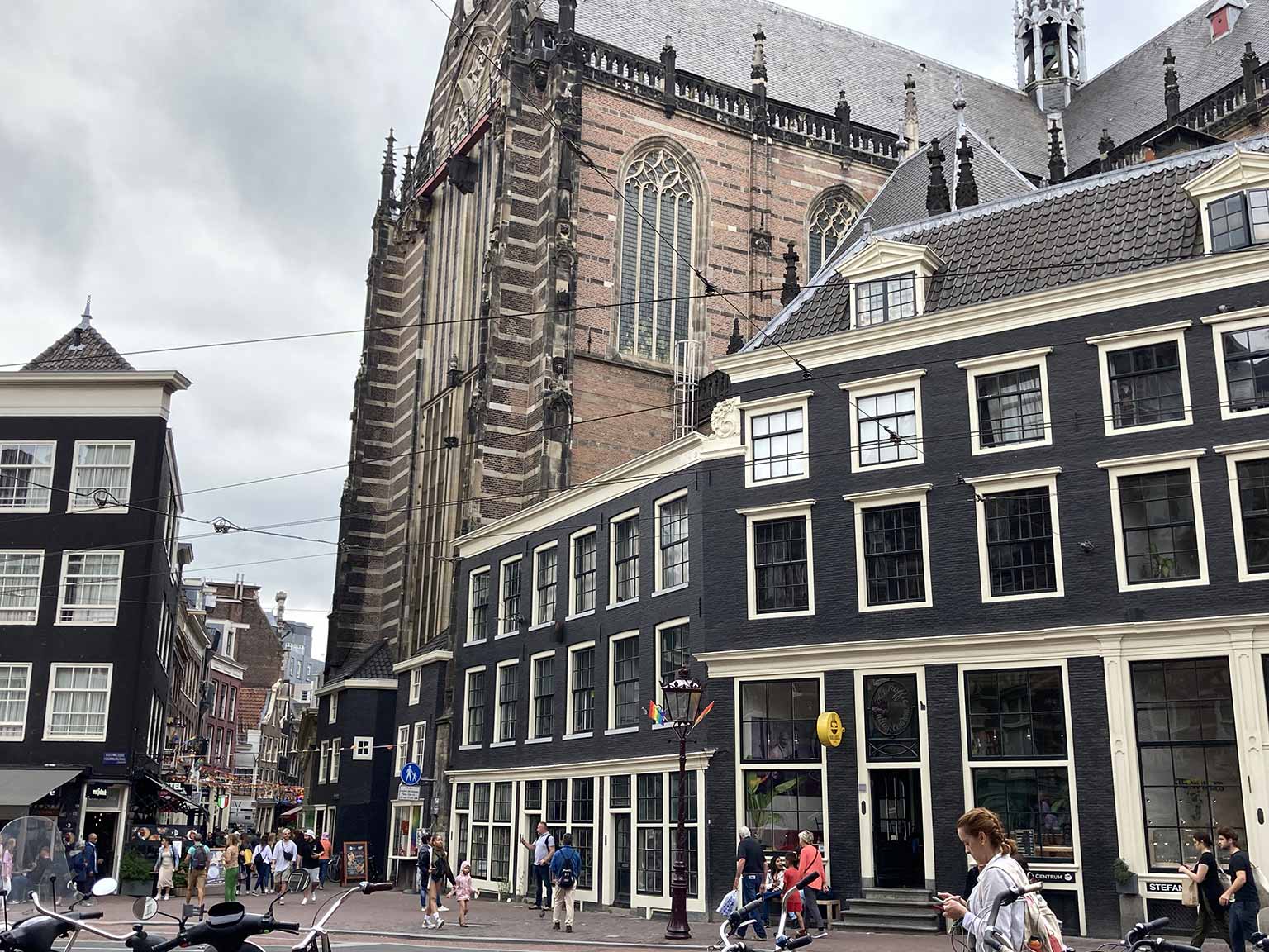 Nieuwe Kerk, Amsterdam, met aanbouwsels, vanaf de Nieuwezijds Voorburgwal richting Gravenstraat