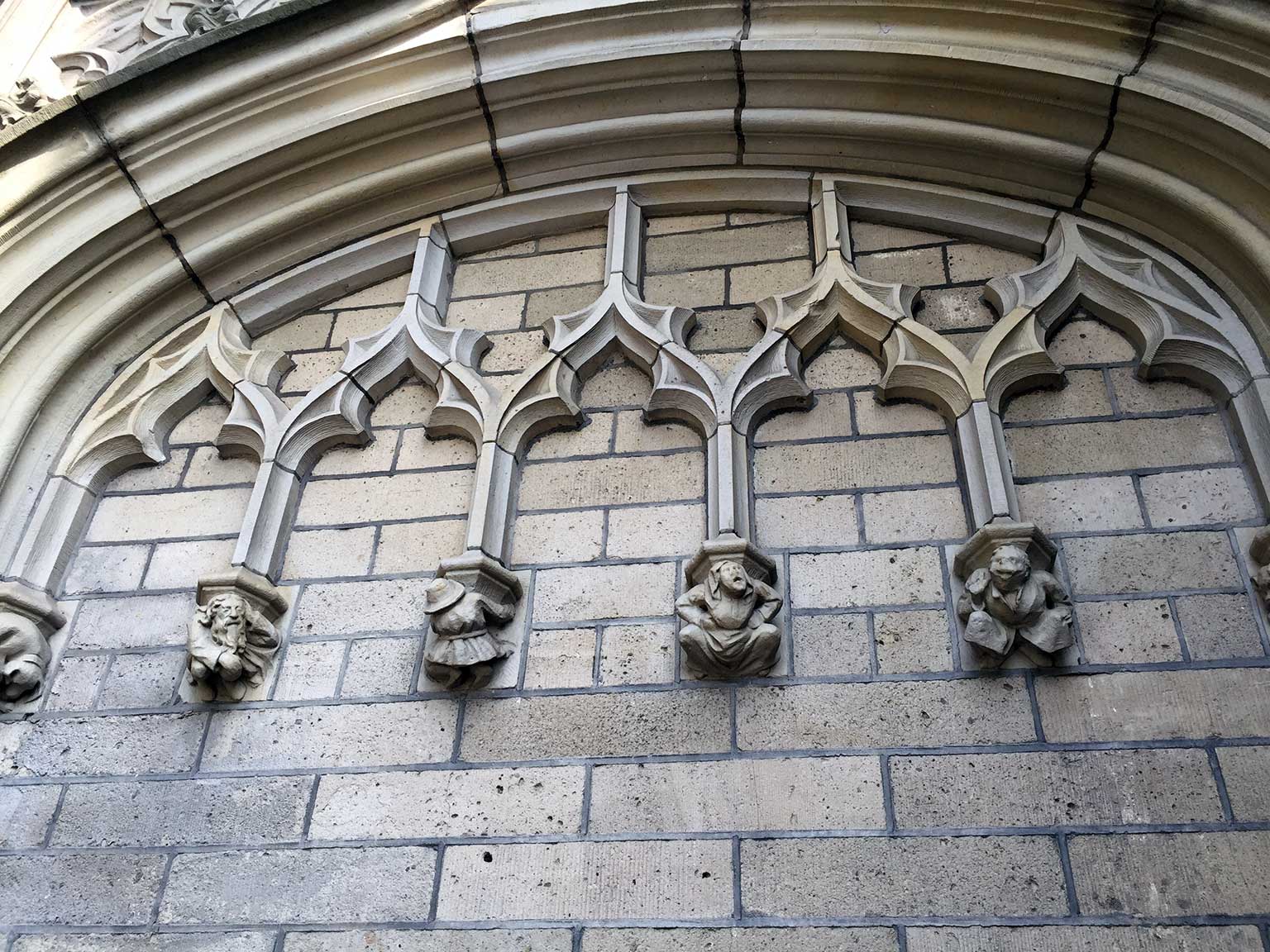 Kleine beeldjes aan de zuidkant van de Nieuwe Kerk, Amsterdam