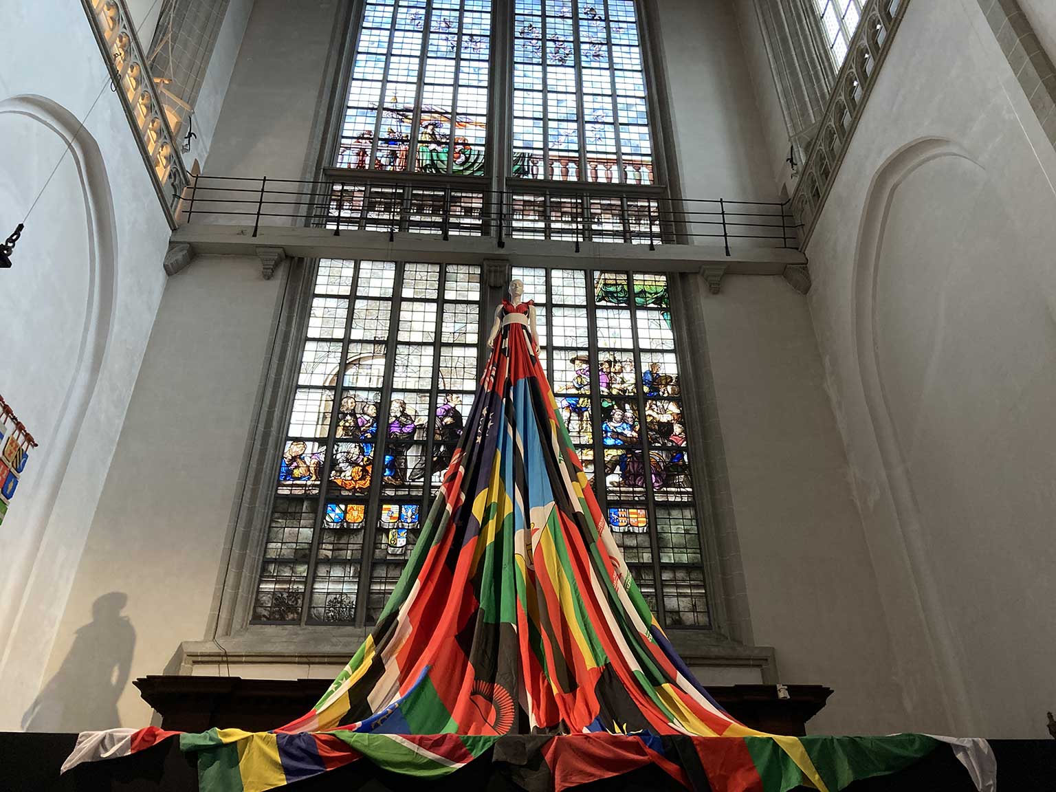 Regenboogjurk in de Nieuwe Kerk, Amsterdam, modetentoonstelling Maison Amsterdam