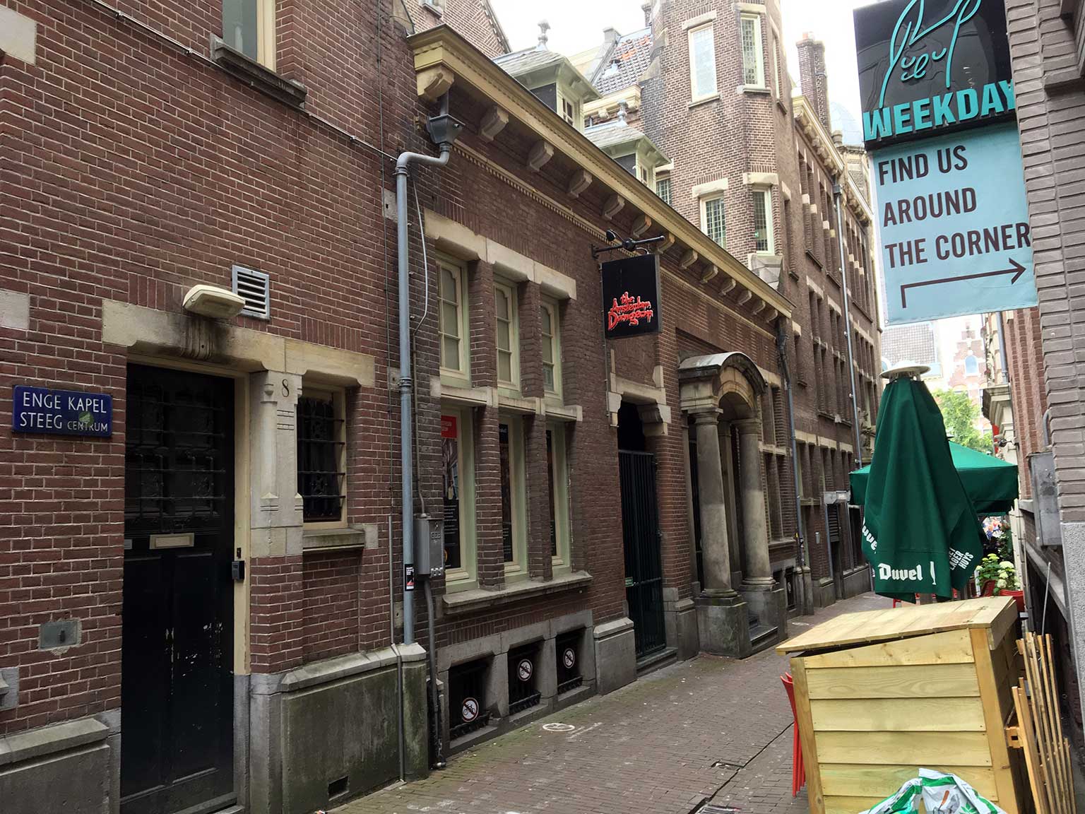 Zij-ingang op de Enge Kapelsteeg, Amsterdam, ooit de hoofdingang van de Kapel van de Heilige Stede