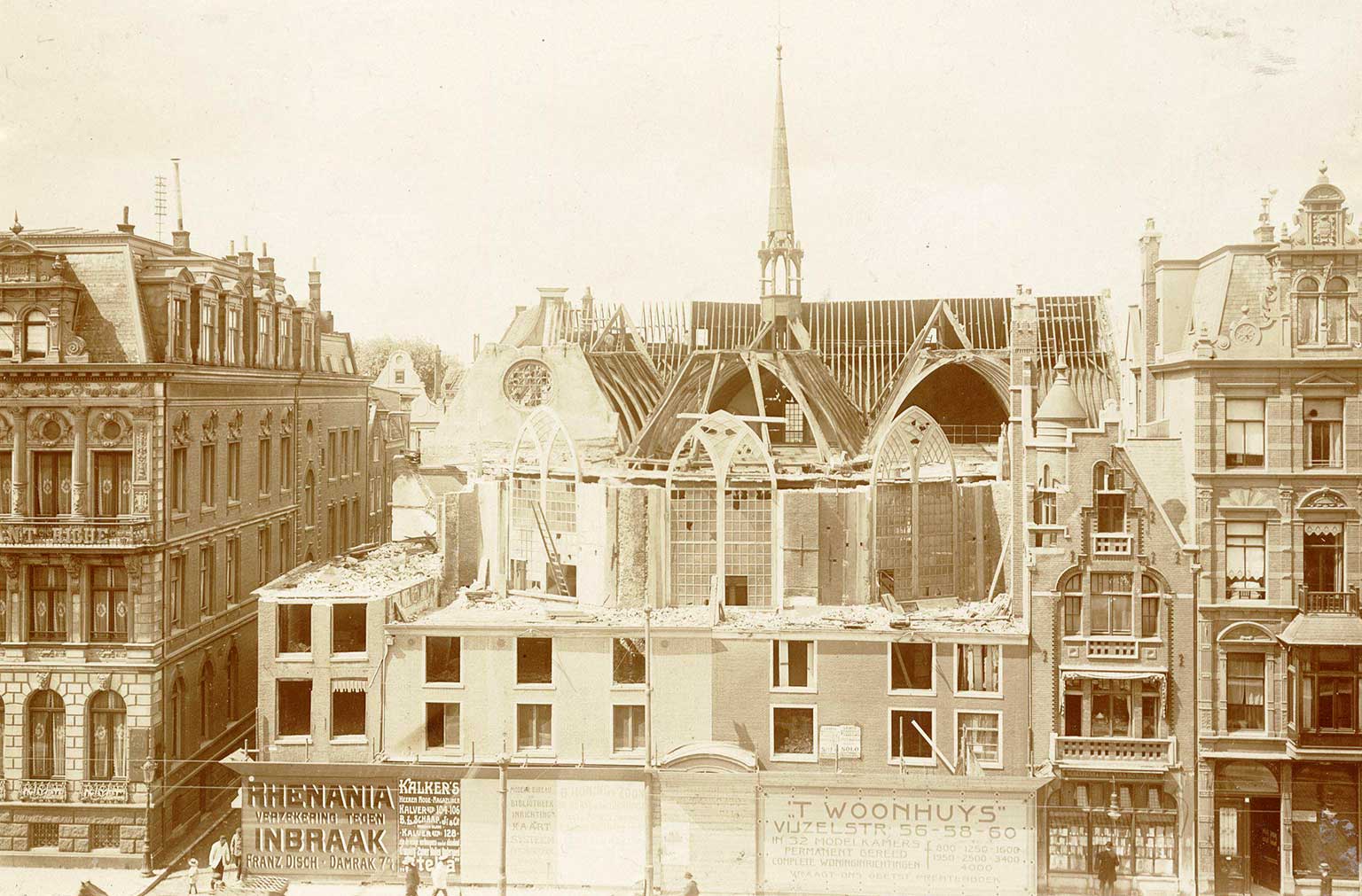 Nieuwezijds Kapel, Amsterdam, gezien vanaf de kant van het Rokin tijdens de afbraak in 1908