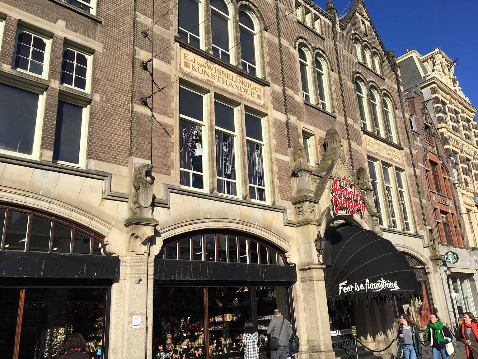 Façade met winkels van de Nieuwezijds Kapel op het Rokin, Amsterdam