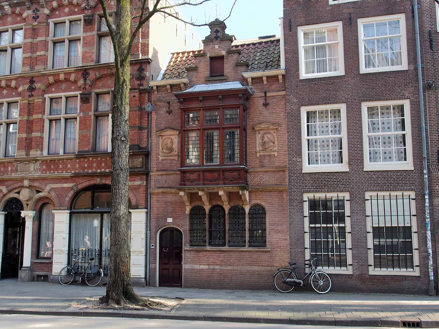 Achterkant van de Begijnhof-pastorie op Nieuwezijds Voorburgwal 373, Amsterdam