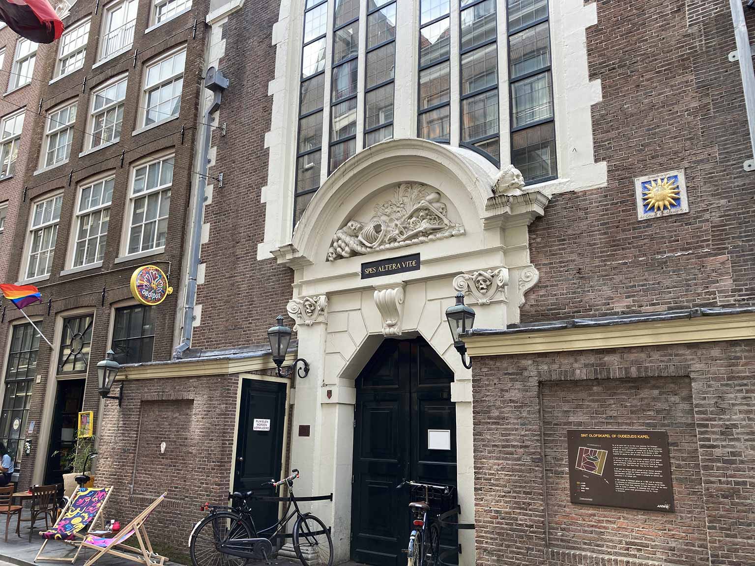 Entrance of the Sint Olofskapel on Zeedijk, Amsterdam, seen in southern direction
