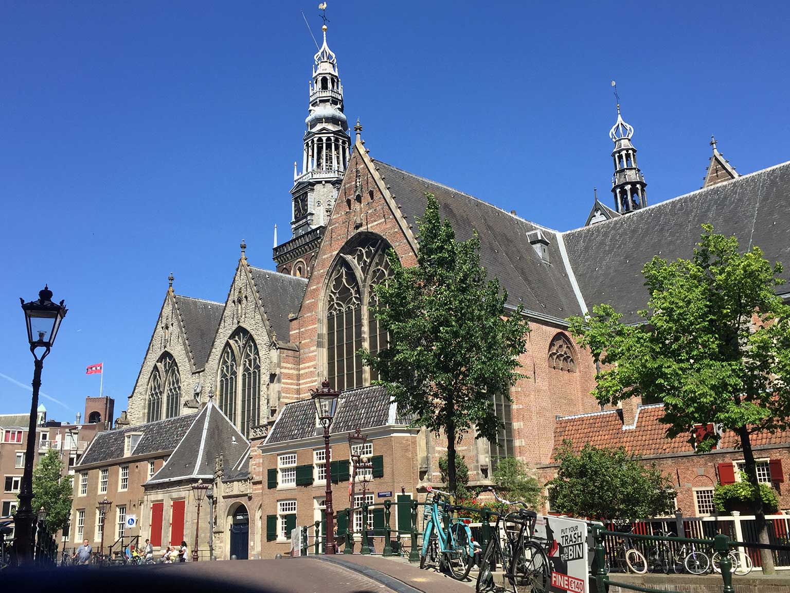 Oude Kerk, Amsterdam, gezien vanaf de Oudezijds Voorburgwal