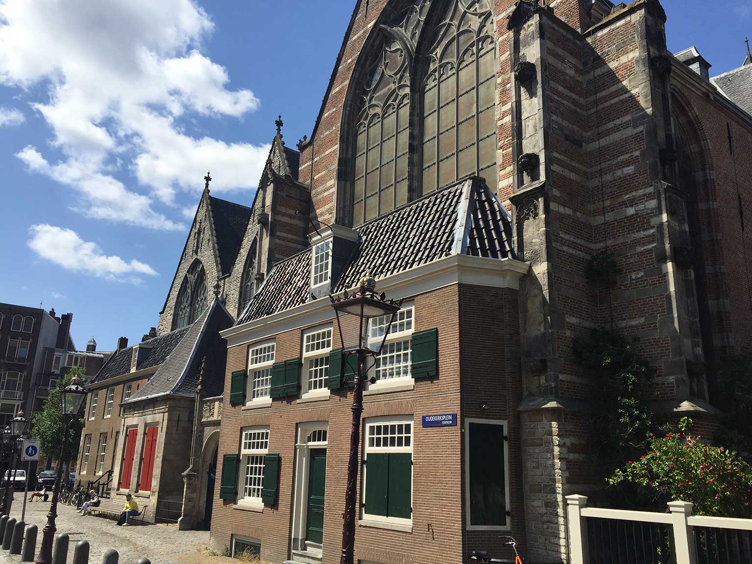 Oude Kerk, Amsterdam, gezien vanaf het Oudekerksplein