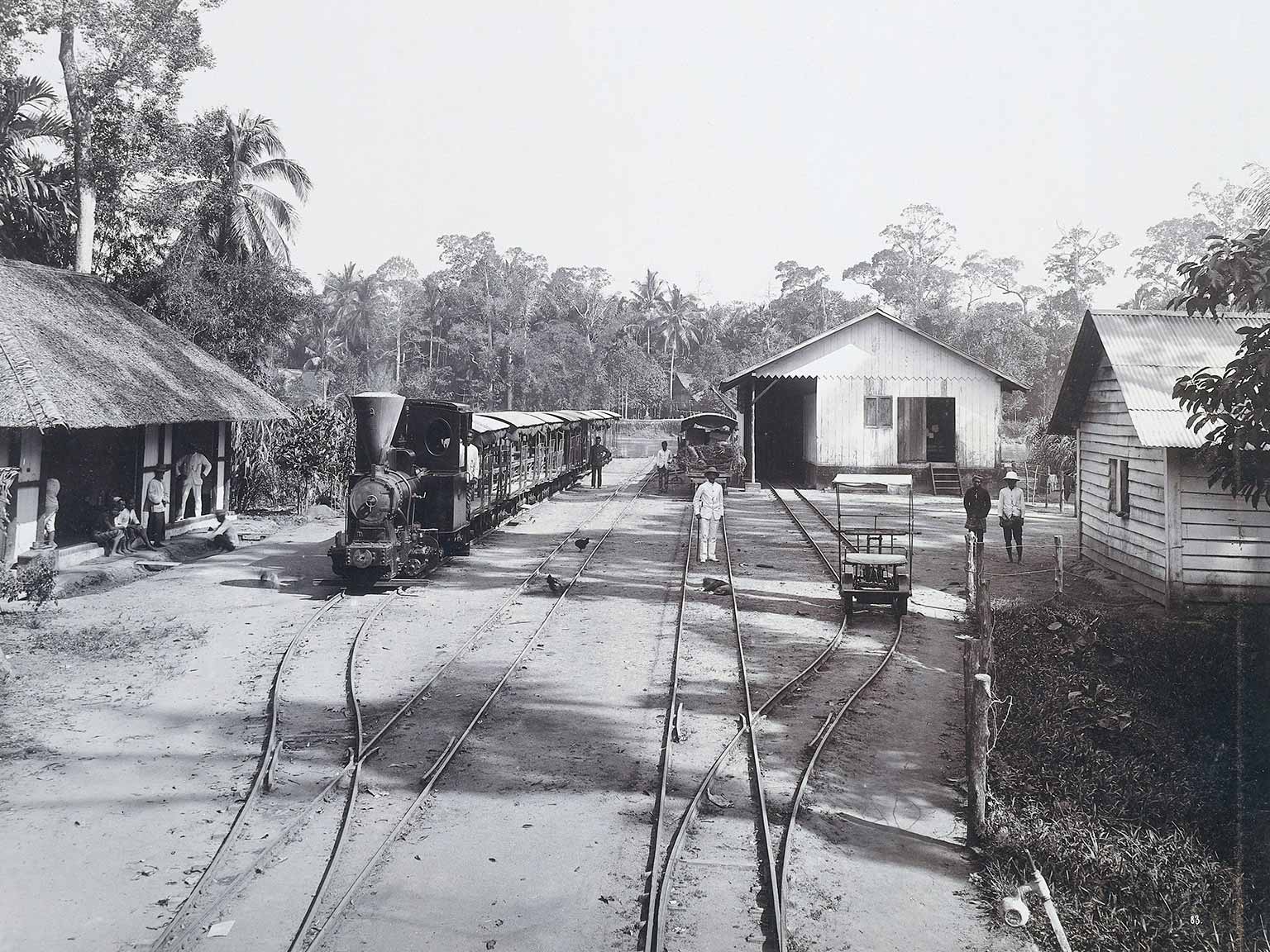 Smalspoor treinstation van de Deli Maatschappij in Stabat, Sumatra, tussen 1890 en 1900