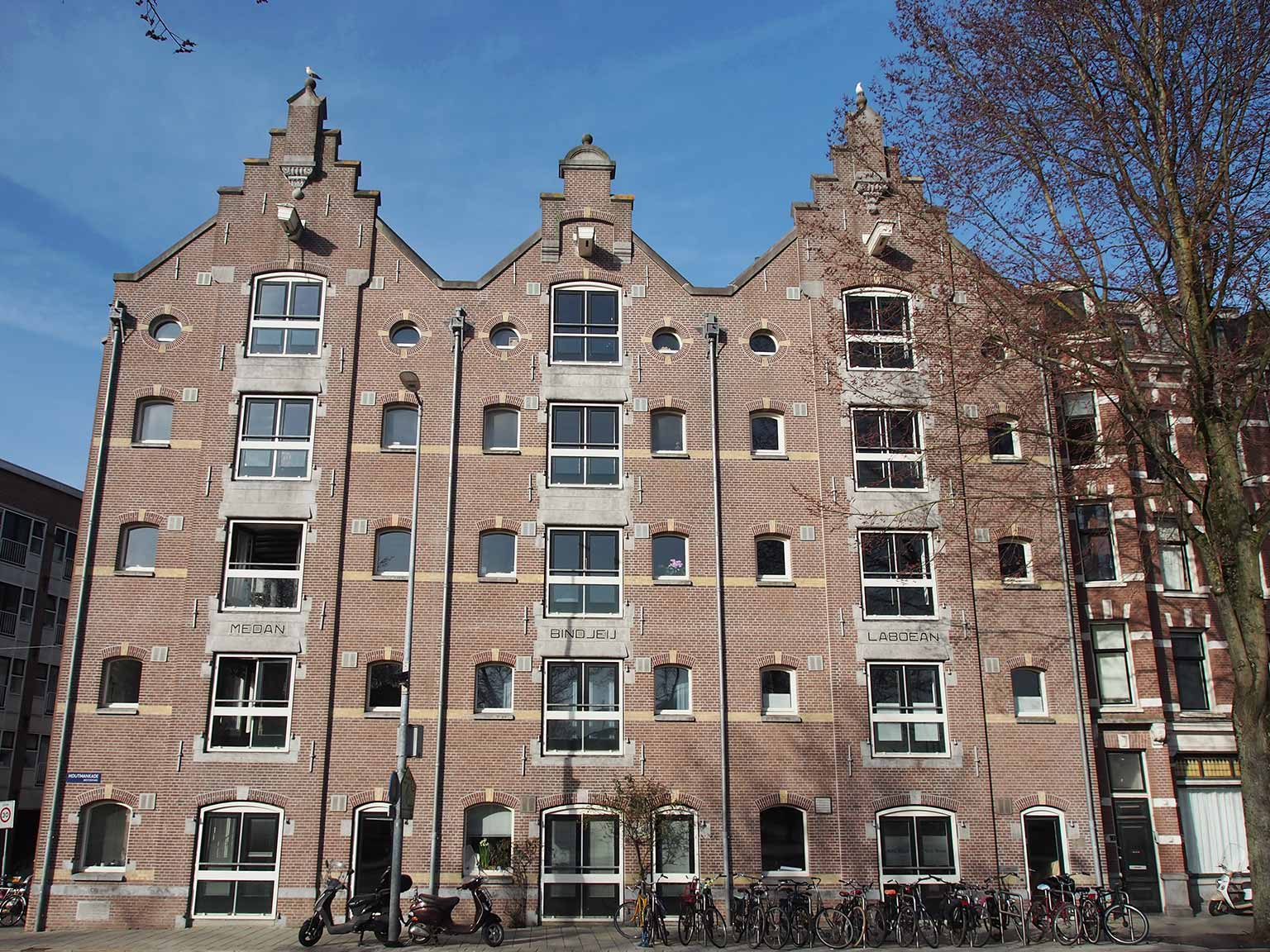 Voormalige pakhuizen van de Deli Maatschappij, Houtmankade 20-24, Amsterdam