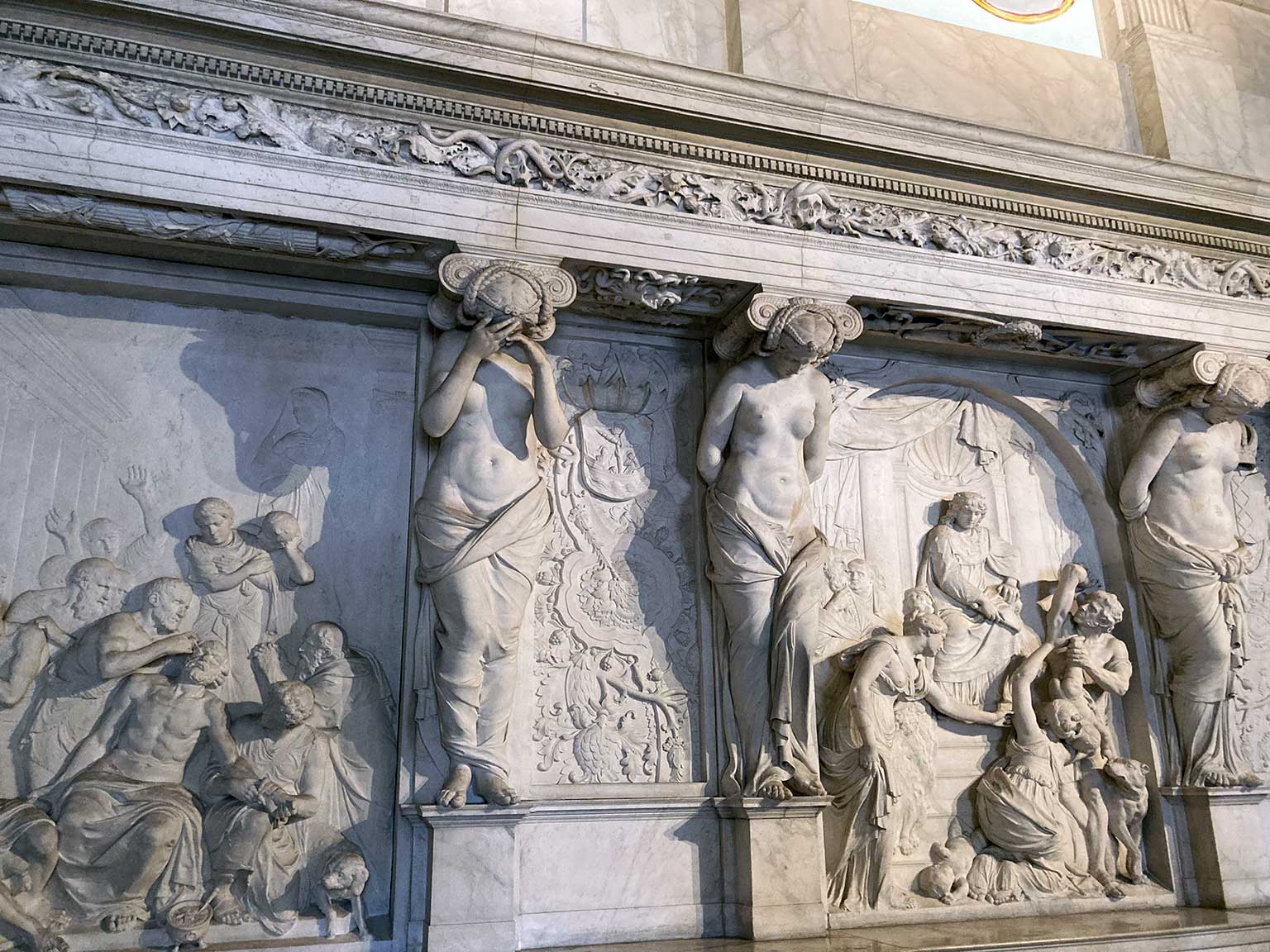 Vrouwenfiguren en reliëfs door Artus Quellinus, Vierschaar, paleis op de Dam, Amsterdam
