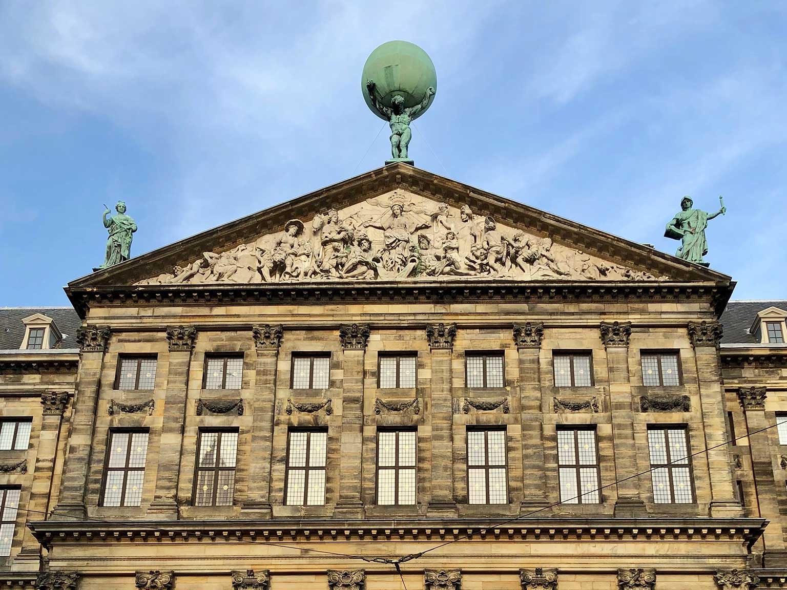 Bronzen beelden aan de achterkant van het paleis, Amsterdam. Atlas, Matigheid en Waakzaamheid