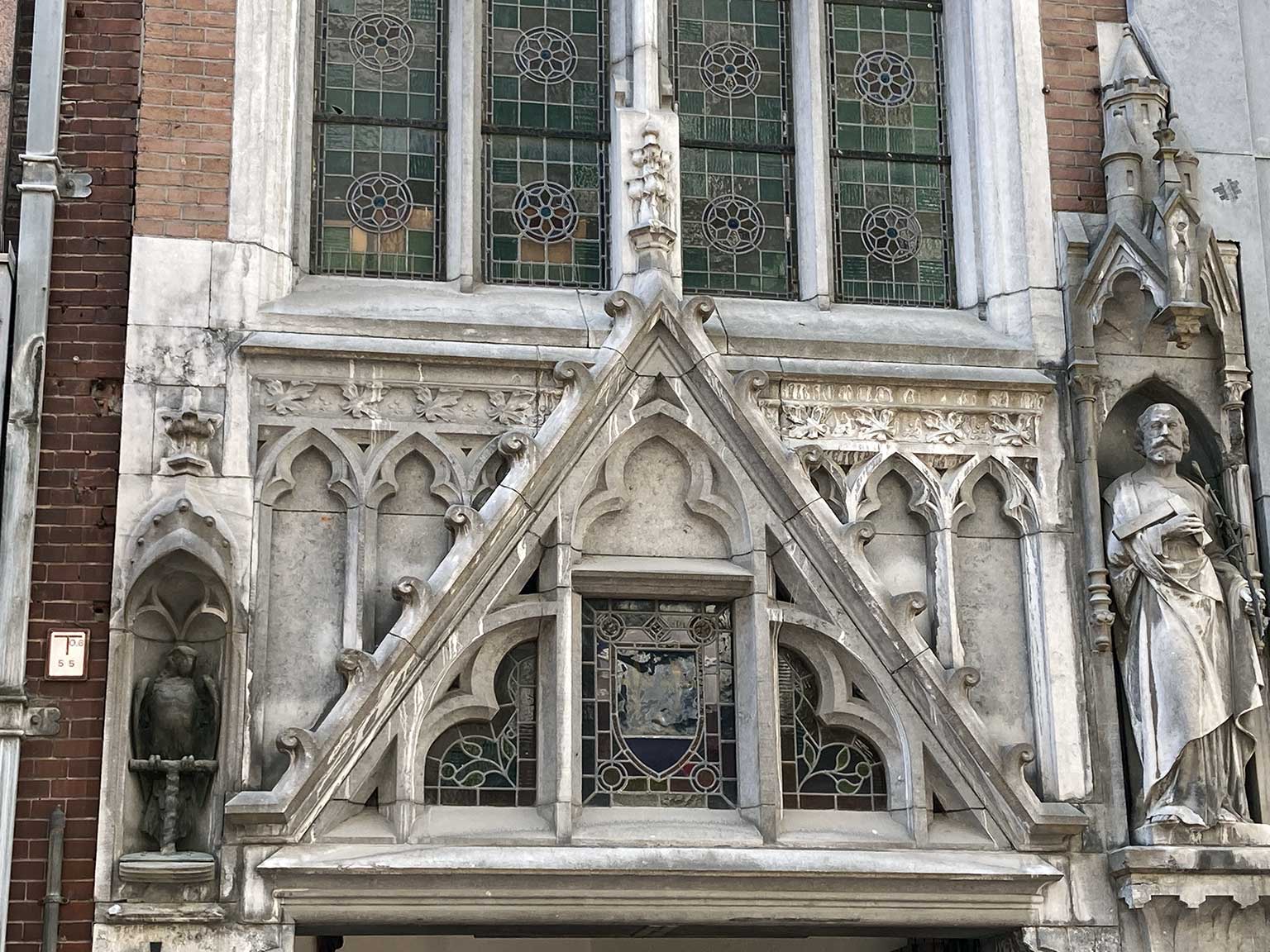 Detail van de ingang van kerk De Papegaai aan de Kalverstraat, Amsterdam