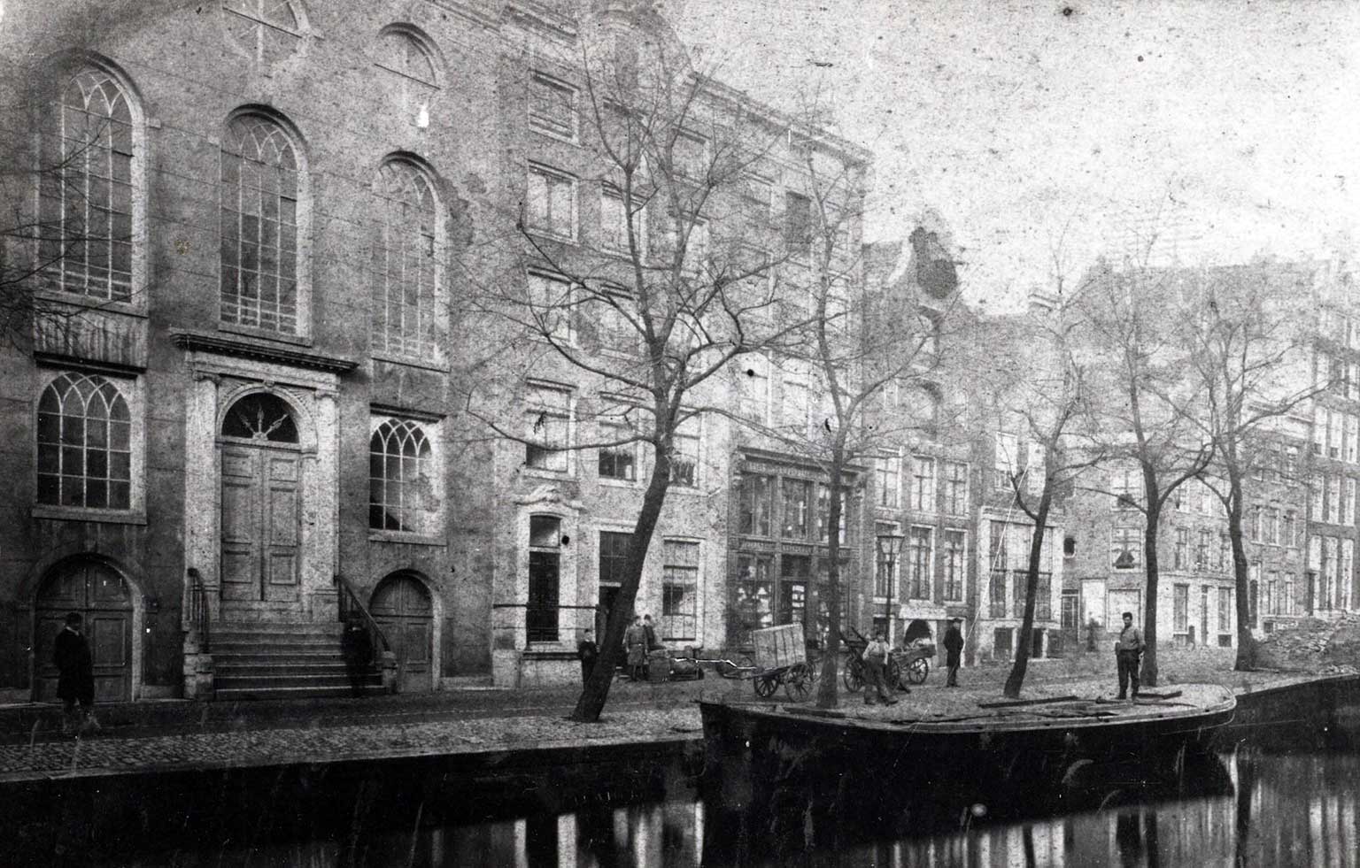 De Franse Kerk aan de Nieuwezijds Voorburgwal 312, Amsterdam, vóór 1884