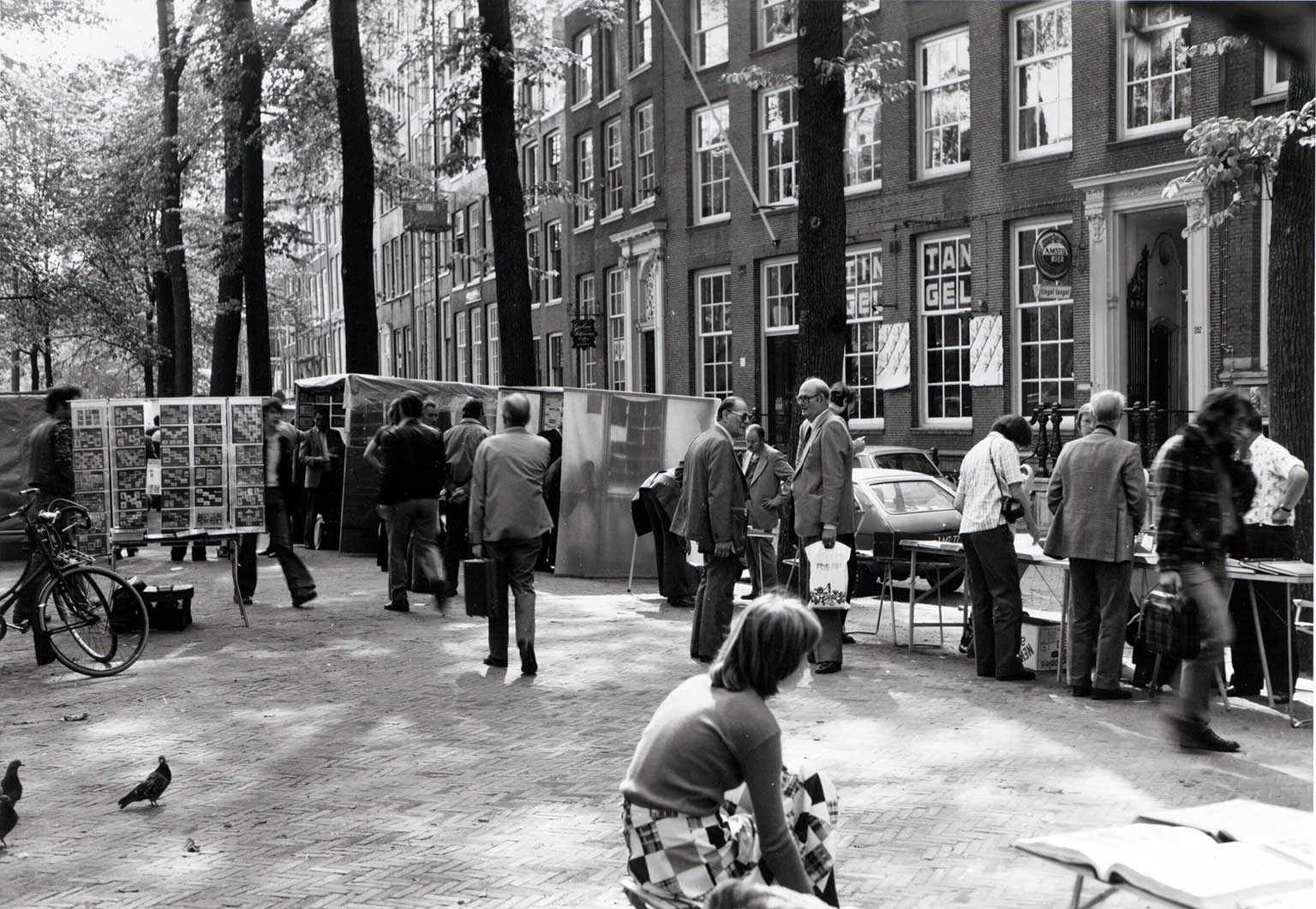 Postzegelmarkt op de Nieuwezijds Voorburgwal, Amsterdam, tussen Rosmarijnsteeg en Wijdesteeg in 1979