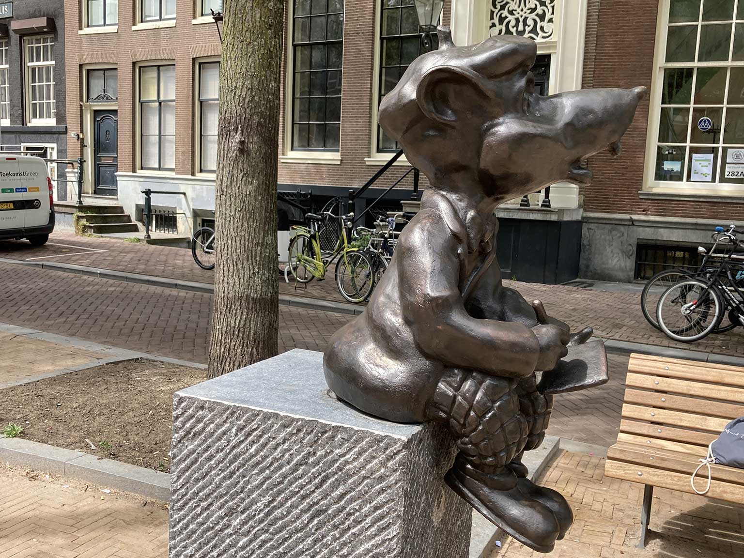 Statue of reporter Argus by Saske van der Eerden, Postzegelmarkt, Amsterdam