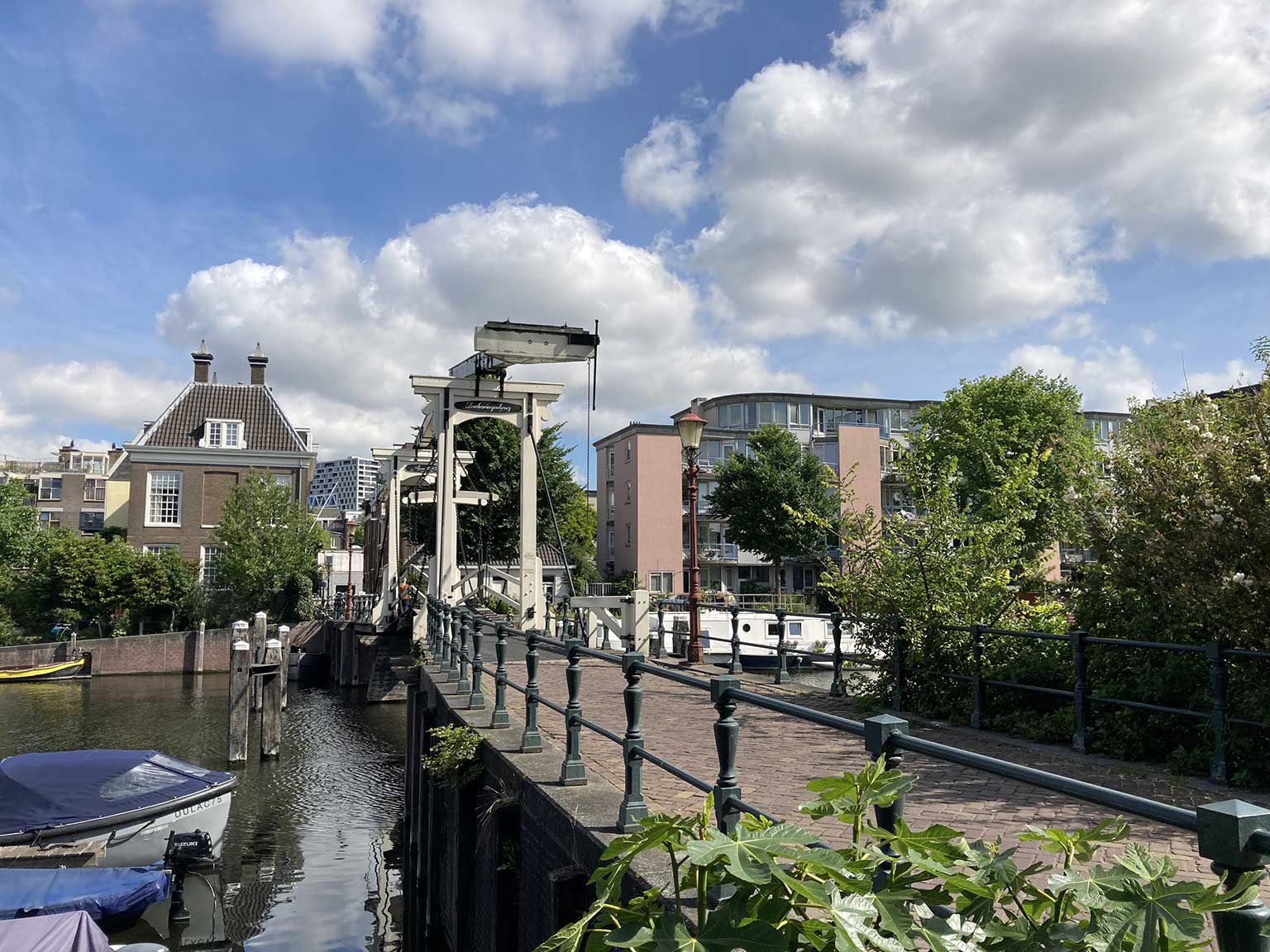 Drieharingenbrug, Amsterdam, gezien vanaf Prinseneiland naar Realeneiland
