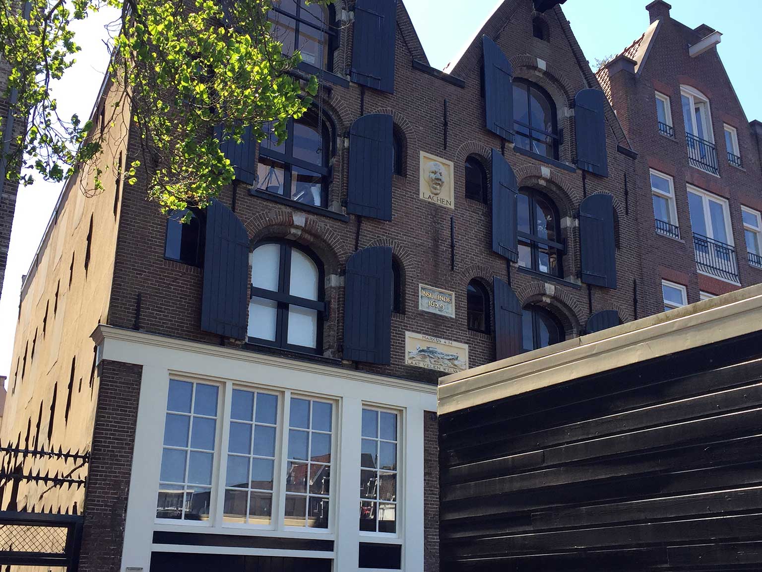 Prinseneiland 49-51, Amsterdam, gerenoveerde pakhuizen uit 1629 met drie moderne gevelstenen