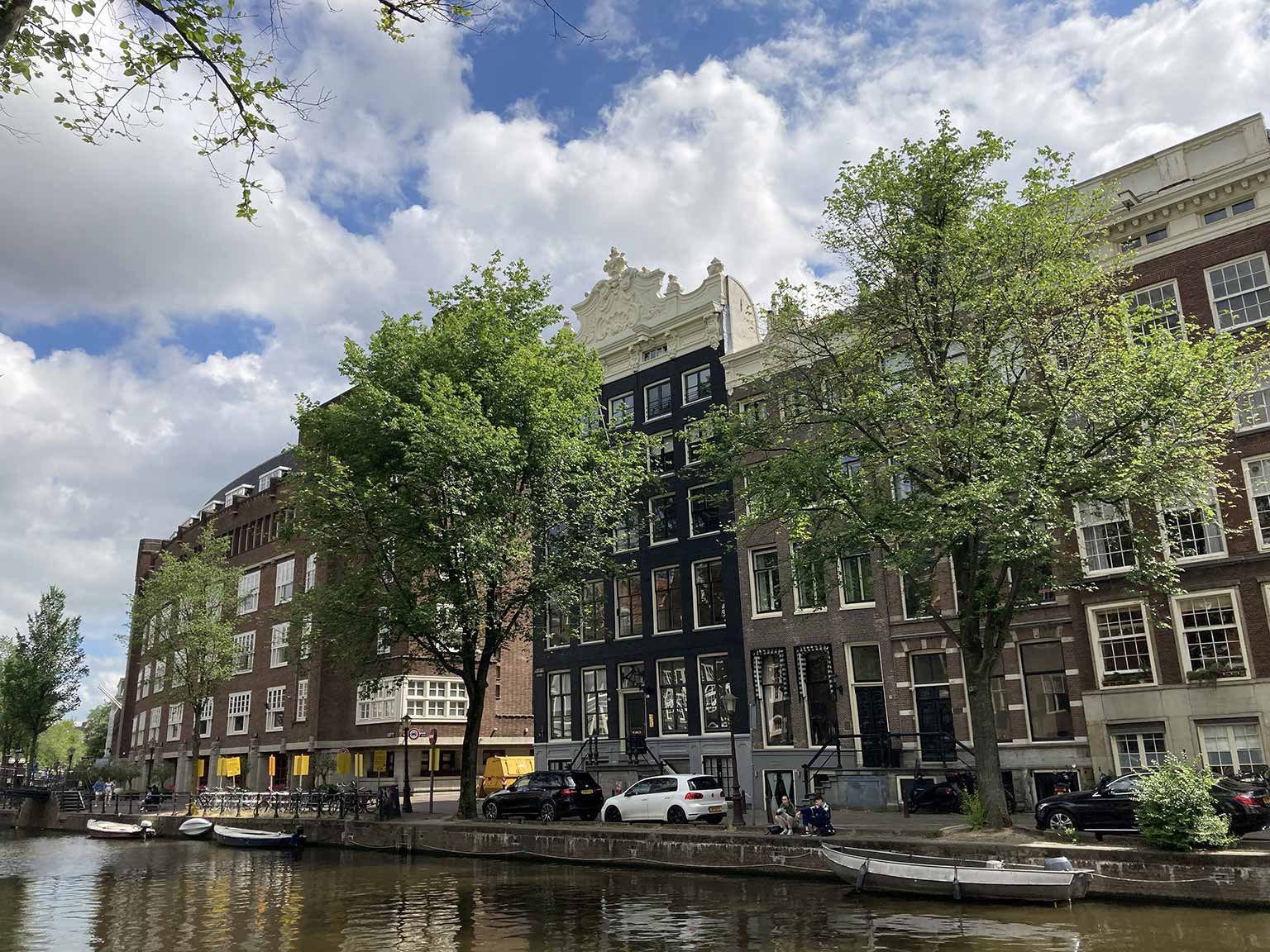 View of the Oudezijds Voorburgwal, corner with Sint Agnietenstraat, Amsterdam