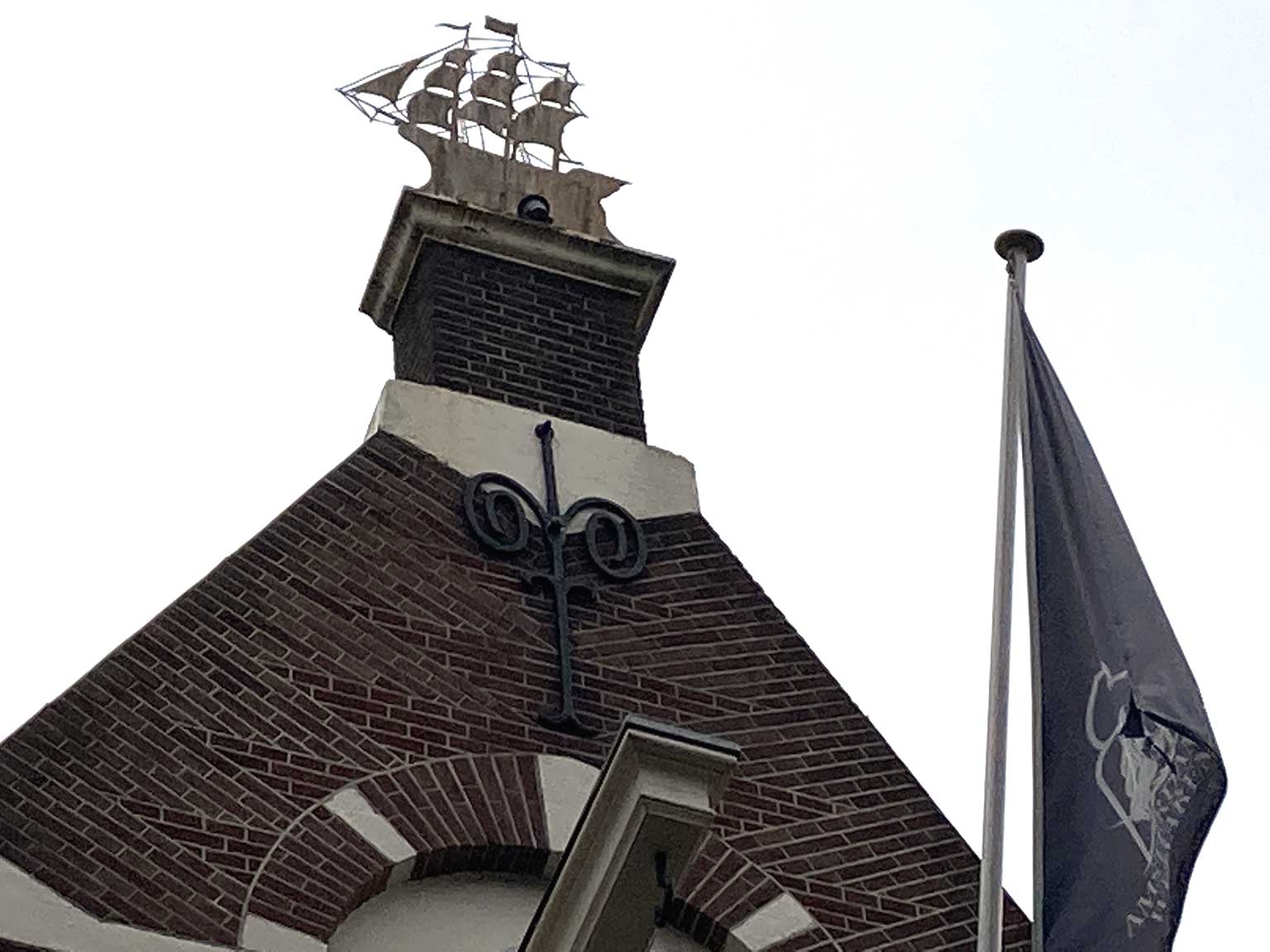 Metal three-master on top of the chimney of Beren­straat 7