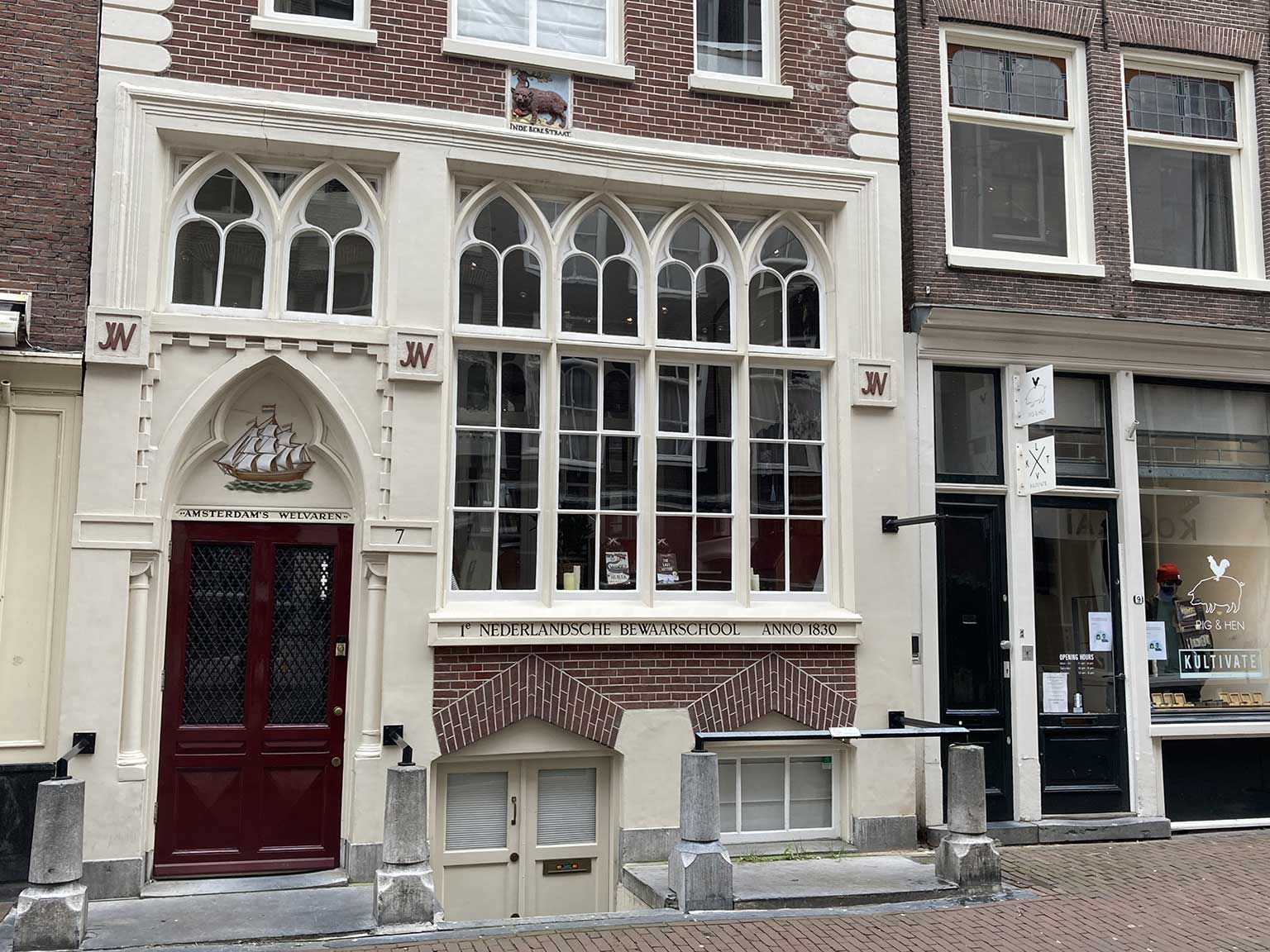 View of the nursery school at Beren­straat 7 in Amsterdam (2021)