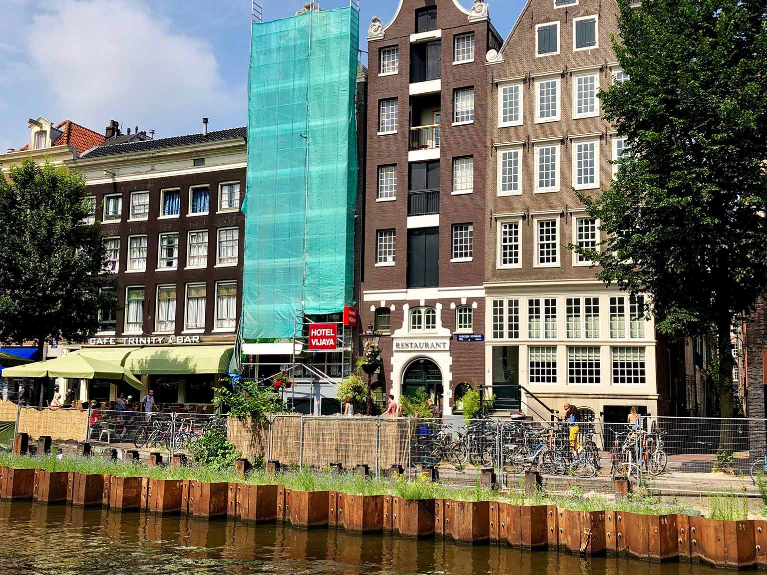 Oudezijds Voorburgwal, Amsterdam, met tijdelijke noodsteunwal en stalen damwanden (juli 2019)