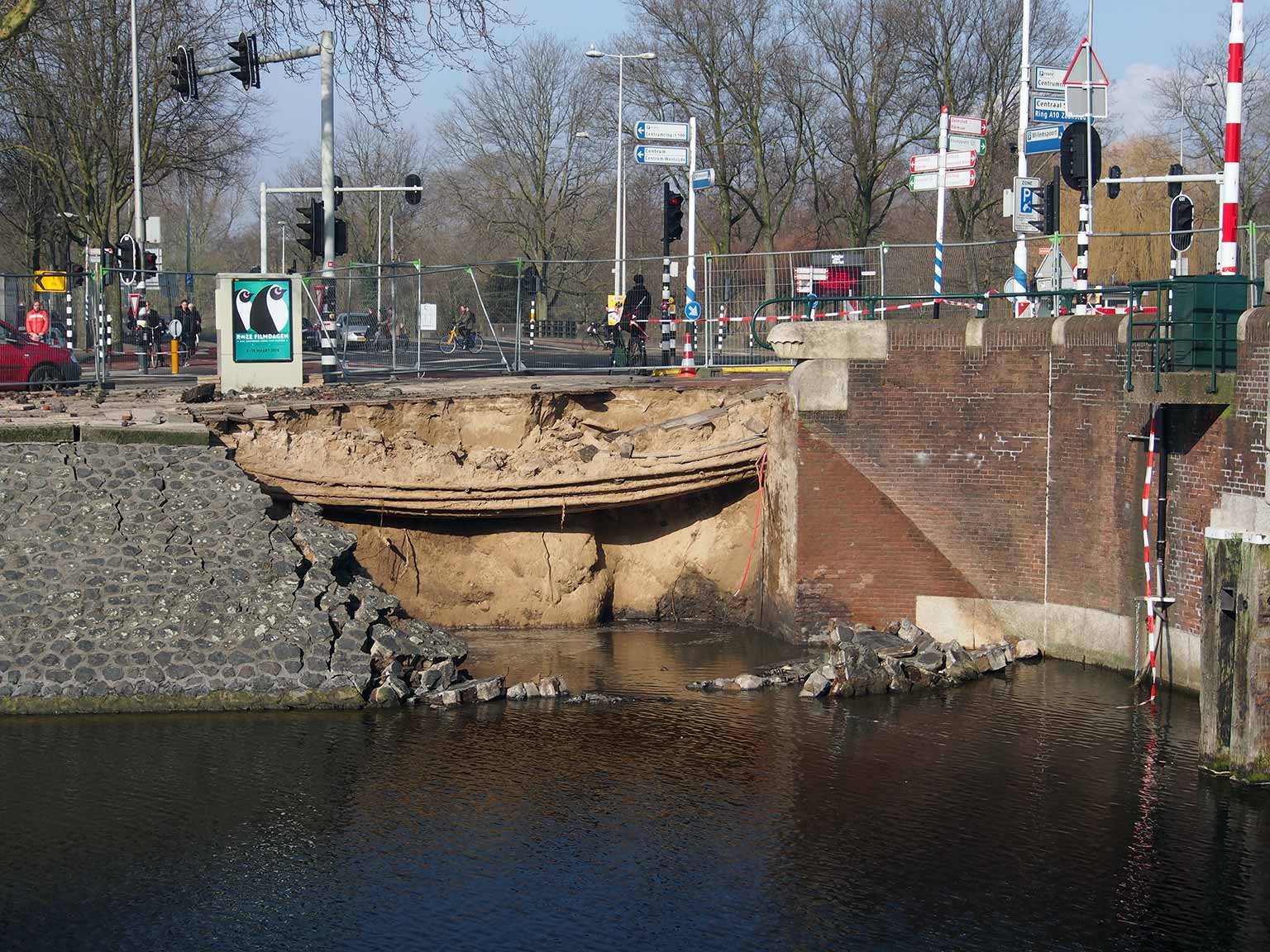 Ruptured quay at Nassaukade, Amsterdam, burst water pipe (March 2018)