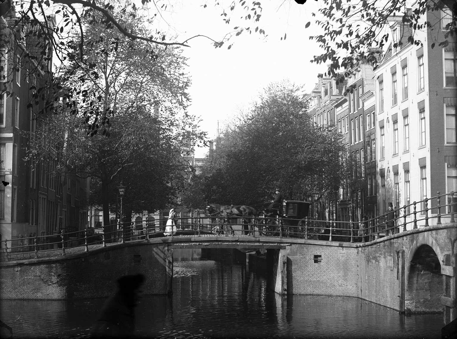 Warmoesgracht in 1890 vóór de demping, gezien van Singel naar Herengracht