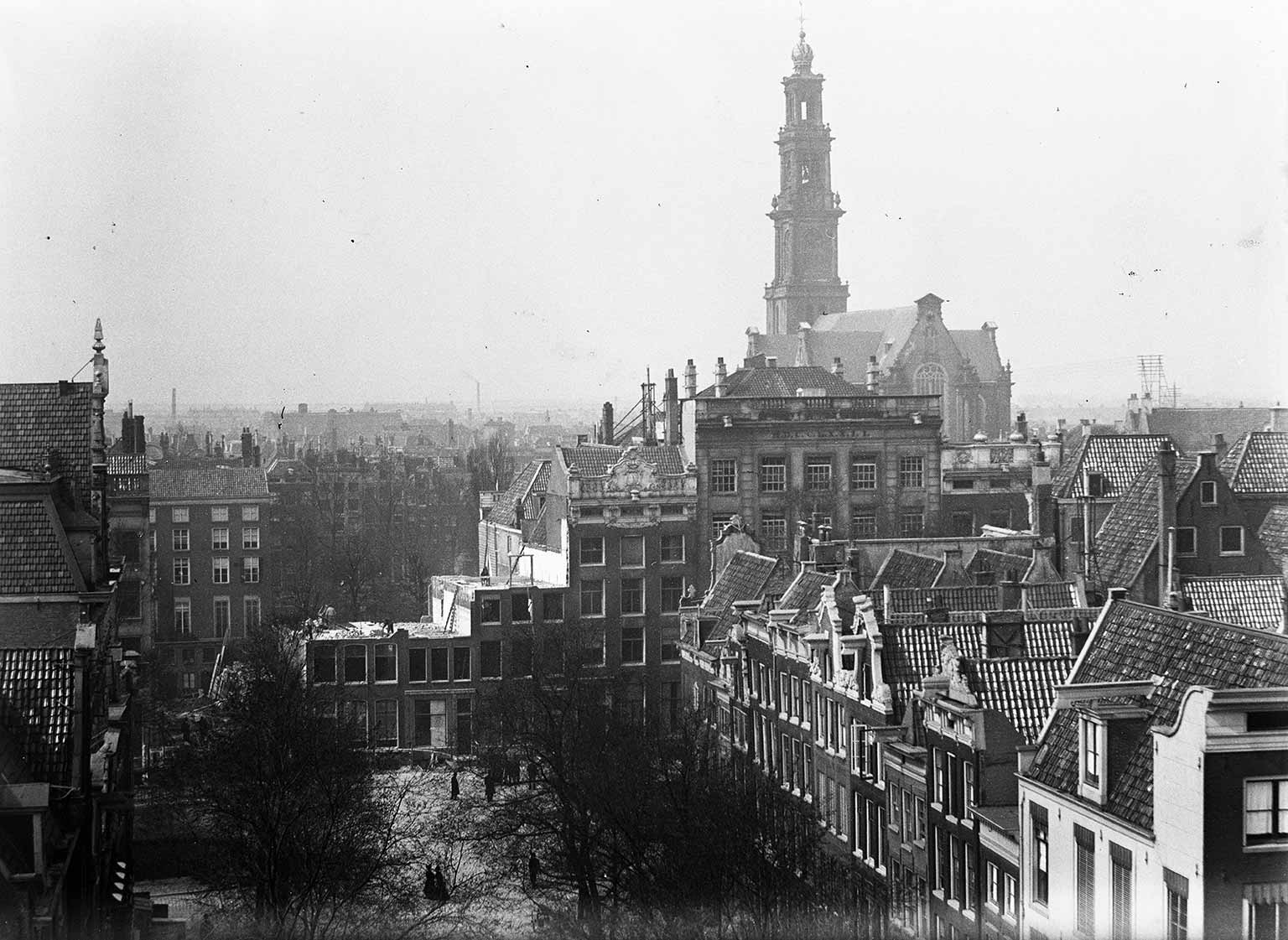 Amsterdam 1896, de Warmoesgracht gedempt en afbraak van panden op de Herengracht