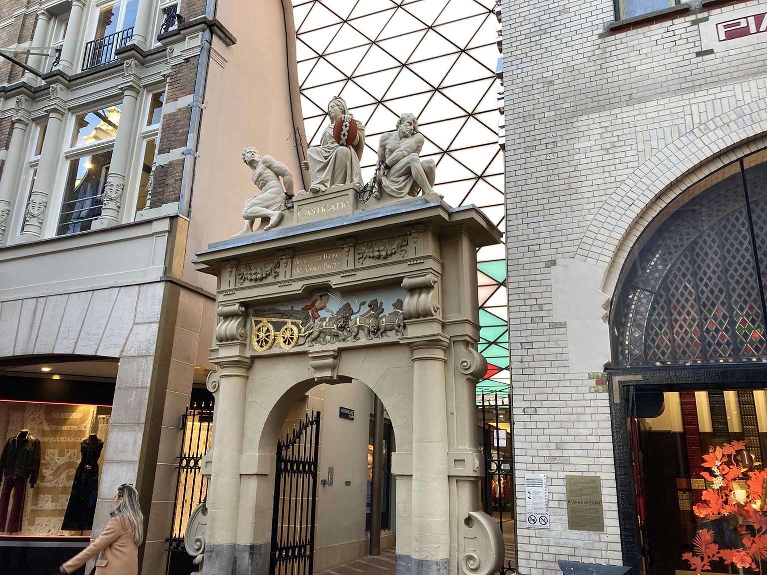 Rasphuispoort op de Heiligeweg, Amsterdam, zijingang van het winkelcentrum