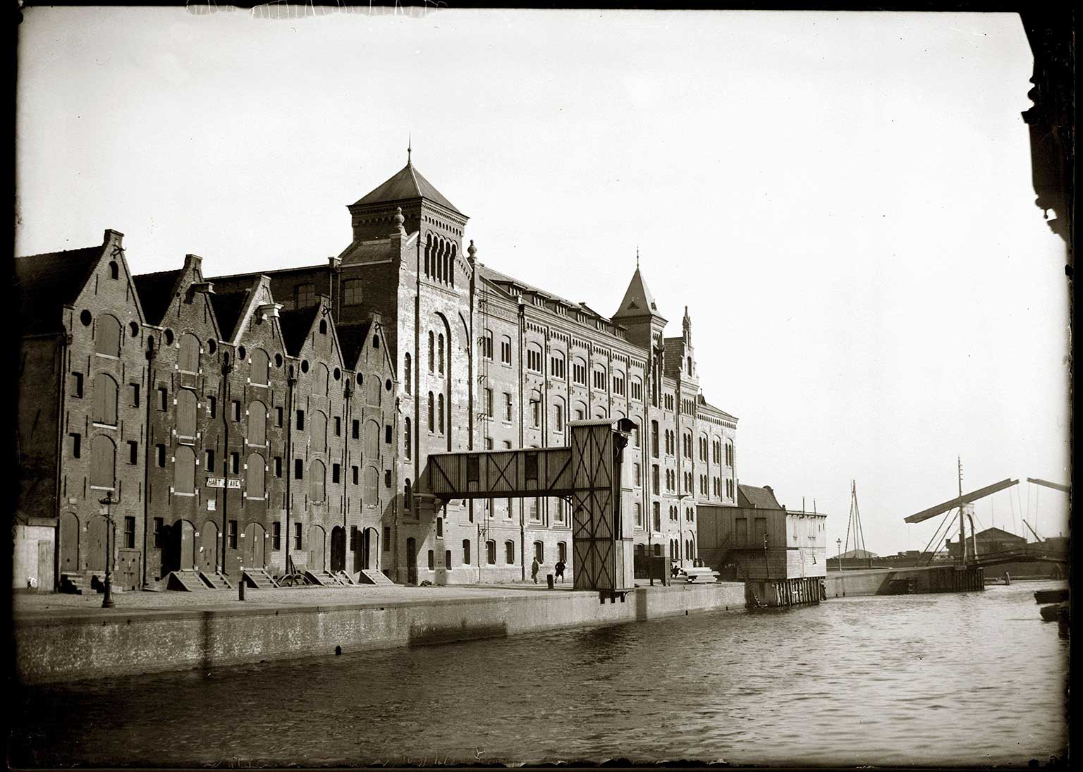 Stoom Meel- en Broodfabriek Holland, Zoutkeetsgracht, Amsterdam, foto van Jacob Olie, 1896