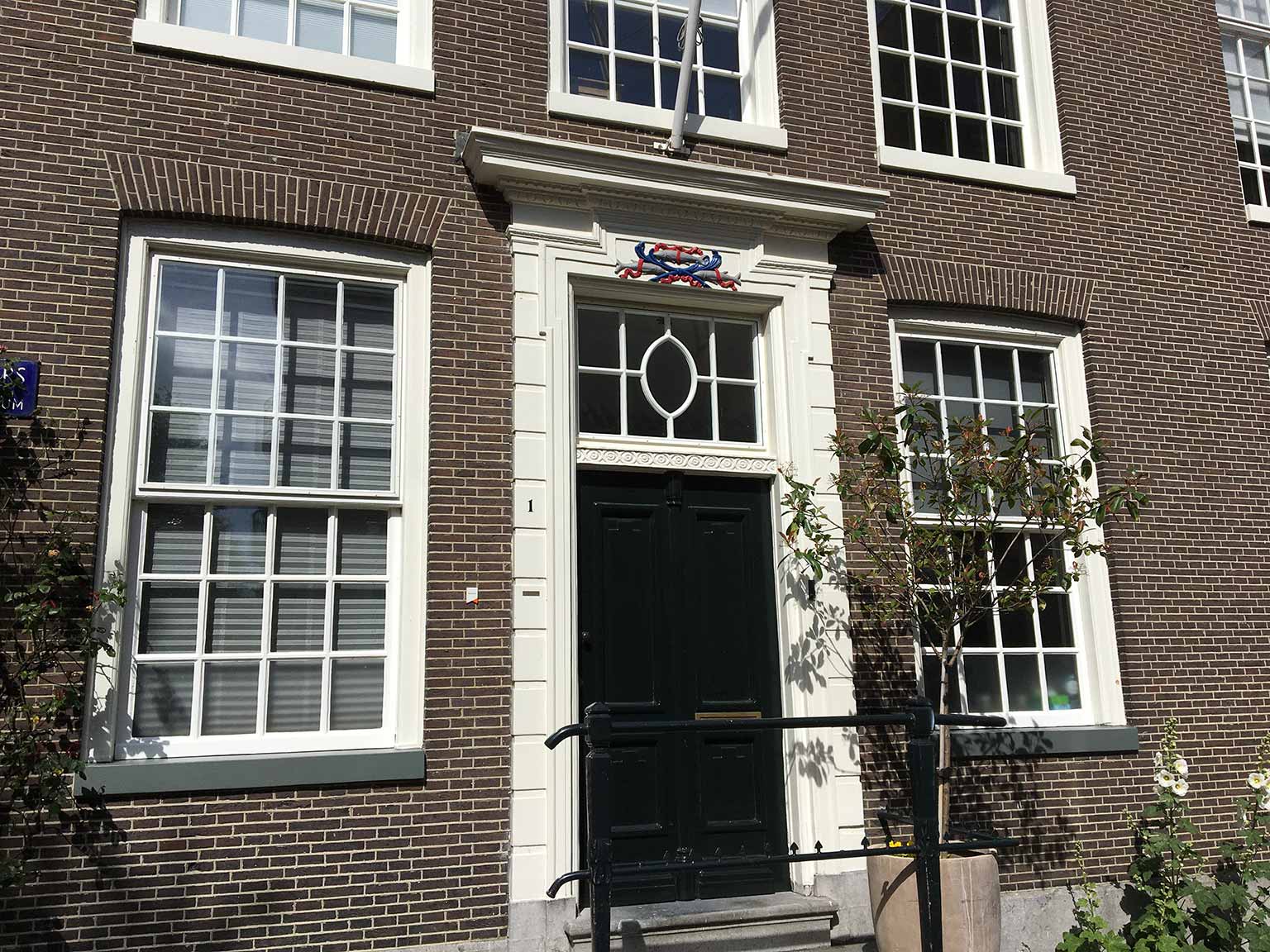 Drie haringen boven de deuropening op de Vierwindendwarsstraat, Amsterdam