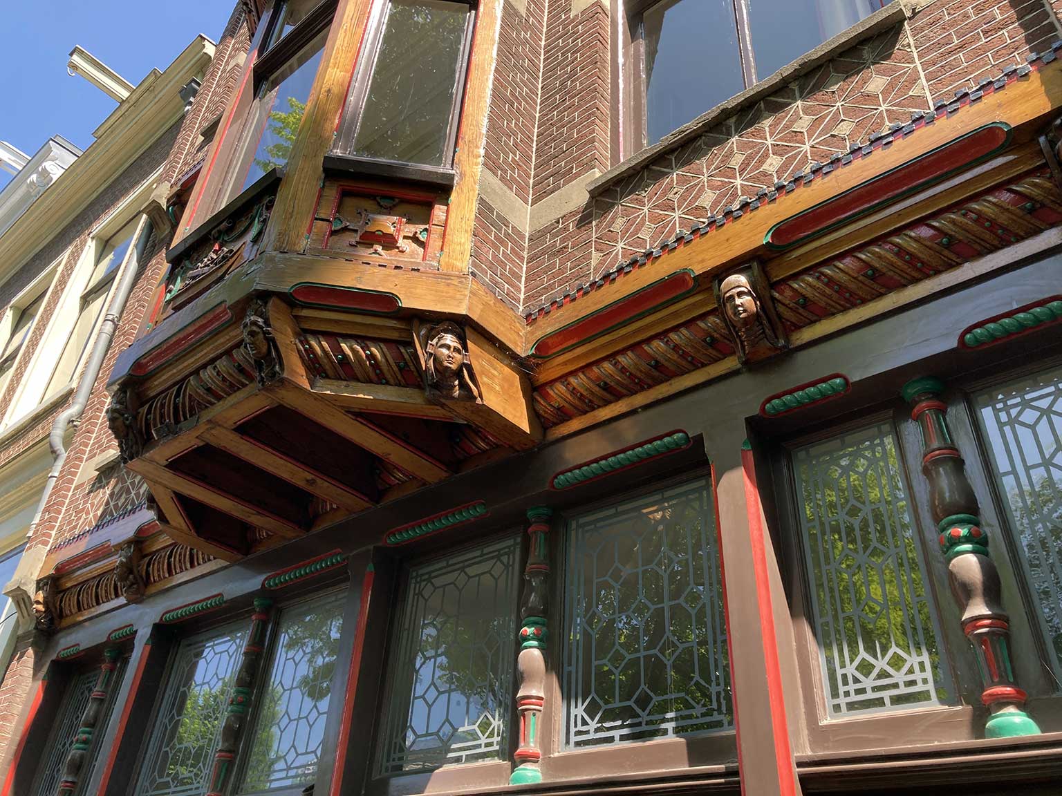 Detail van de hout en metselwerk façade van Reguliersgracht 57-59, Amsterdam