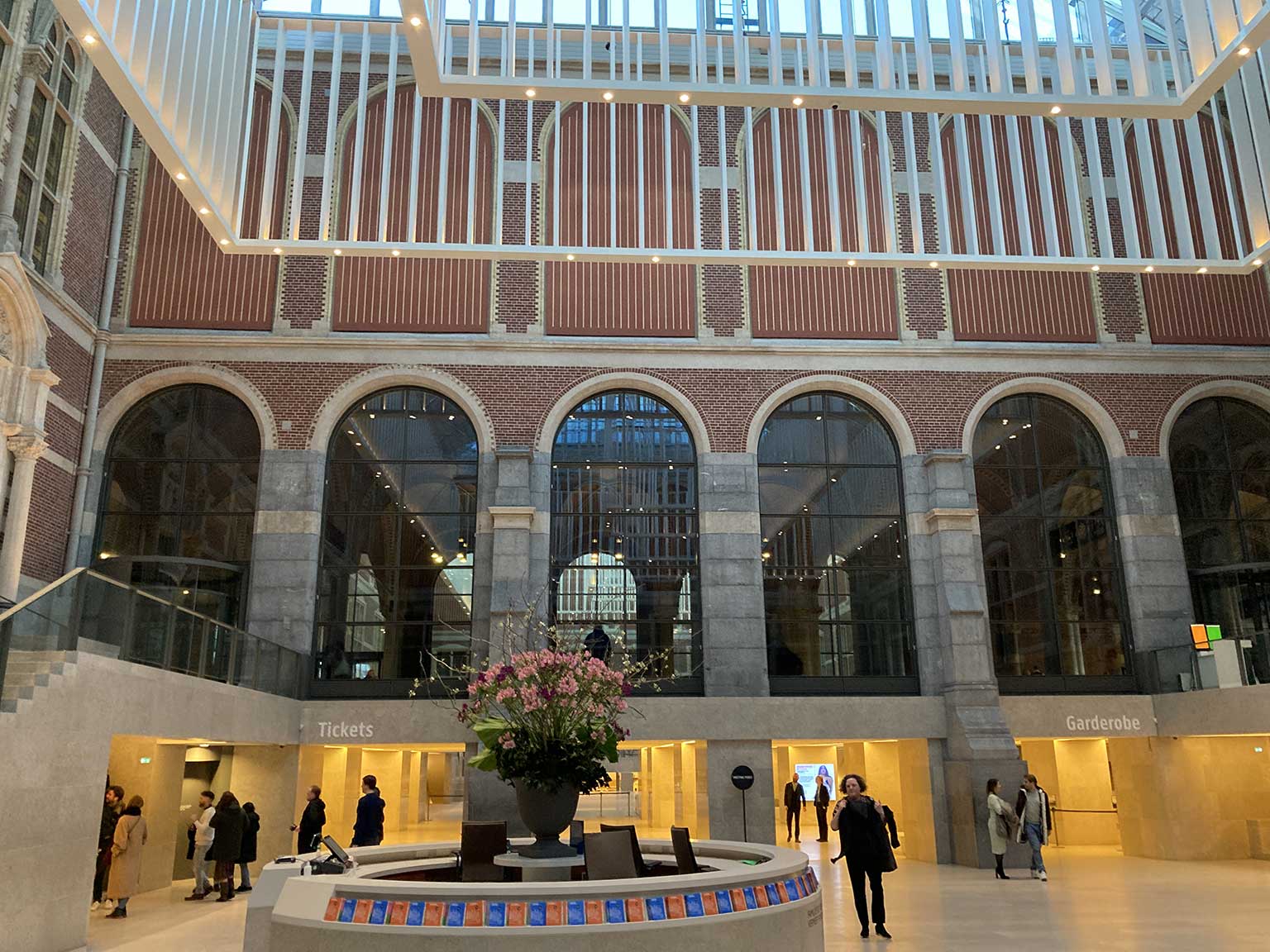 Atrium in het Rijksmuseum, Amsterdam, met ingang en glazen muur met zicht op de passage