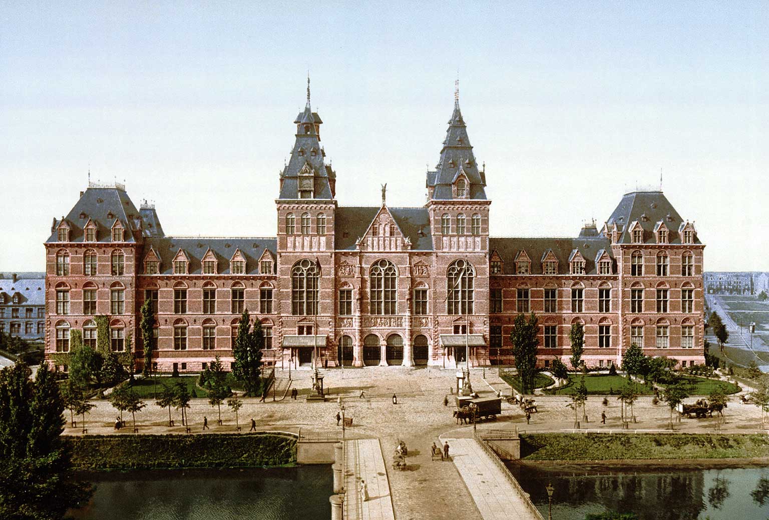 Rijksmuseum, Amsterdam, tussen 1890 en 1905, met lege Stadhouderskade en Museumbrug