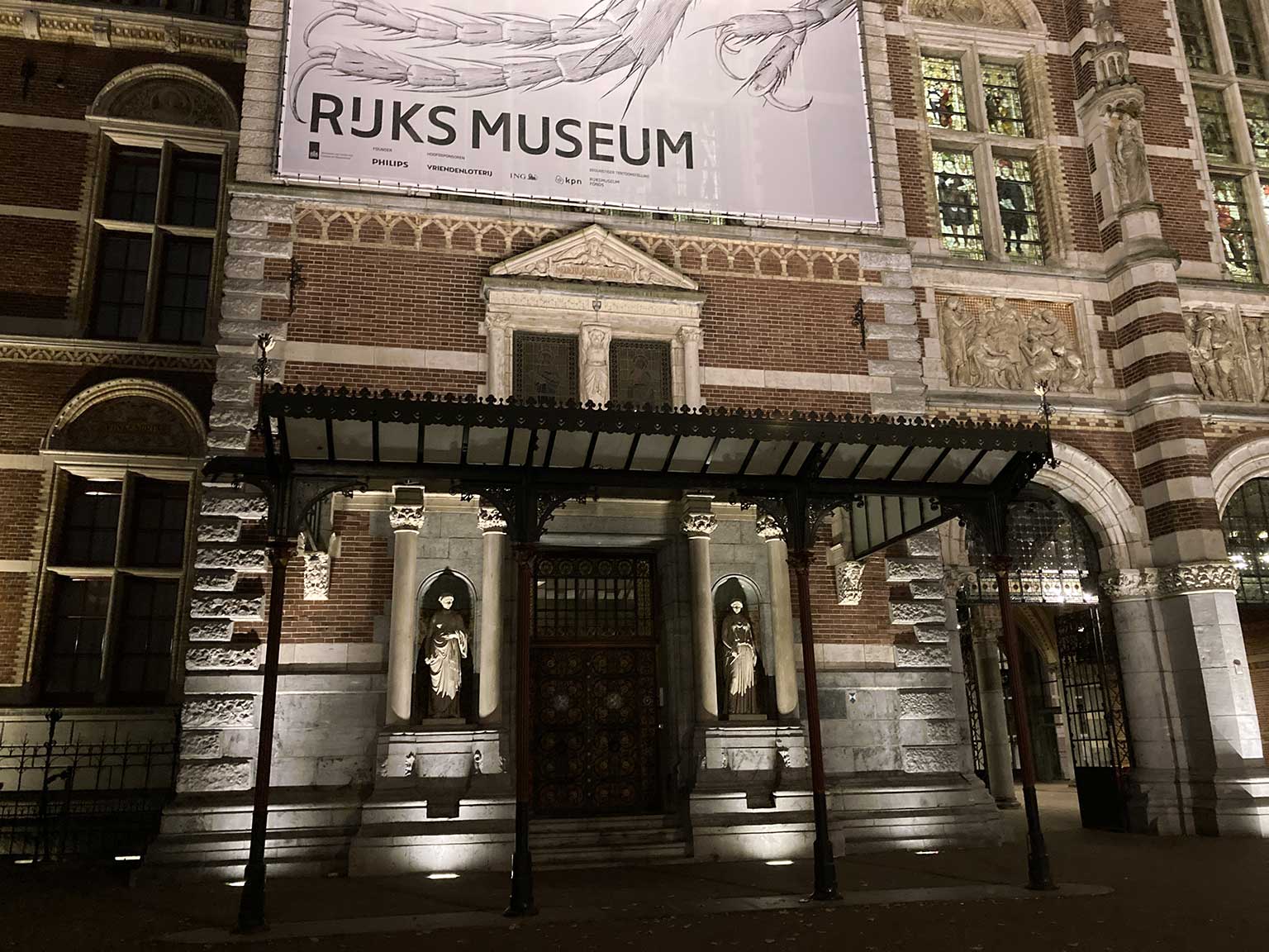 Left front side of the Rijksmuseum, Amsterdam, at night