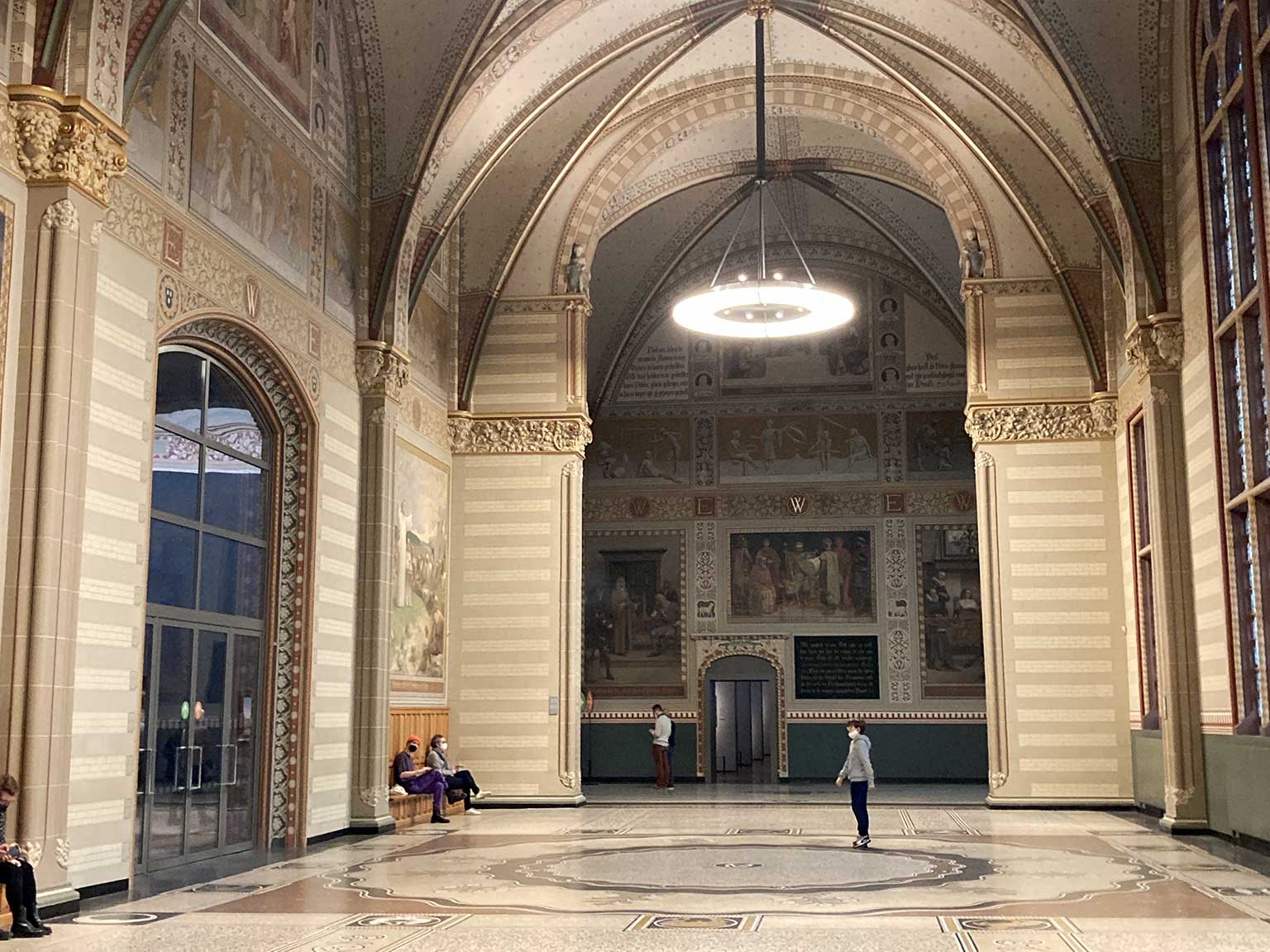 De binnenhal bij de Klokkentoren in het Rijksmuseum, Amsterdam