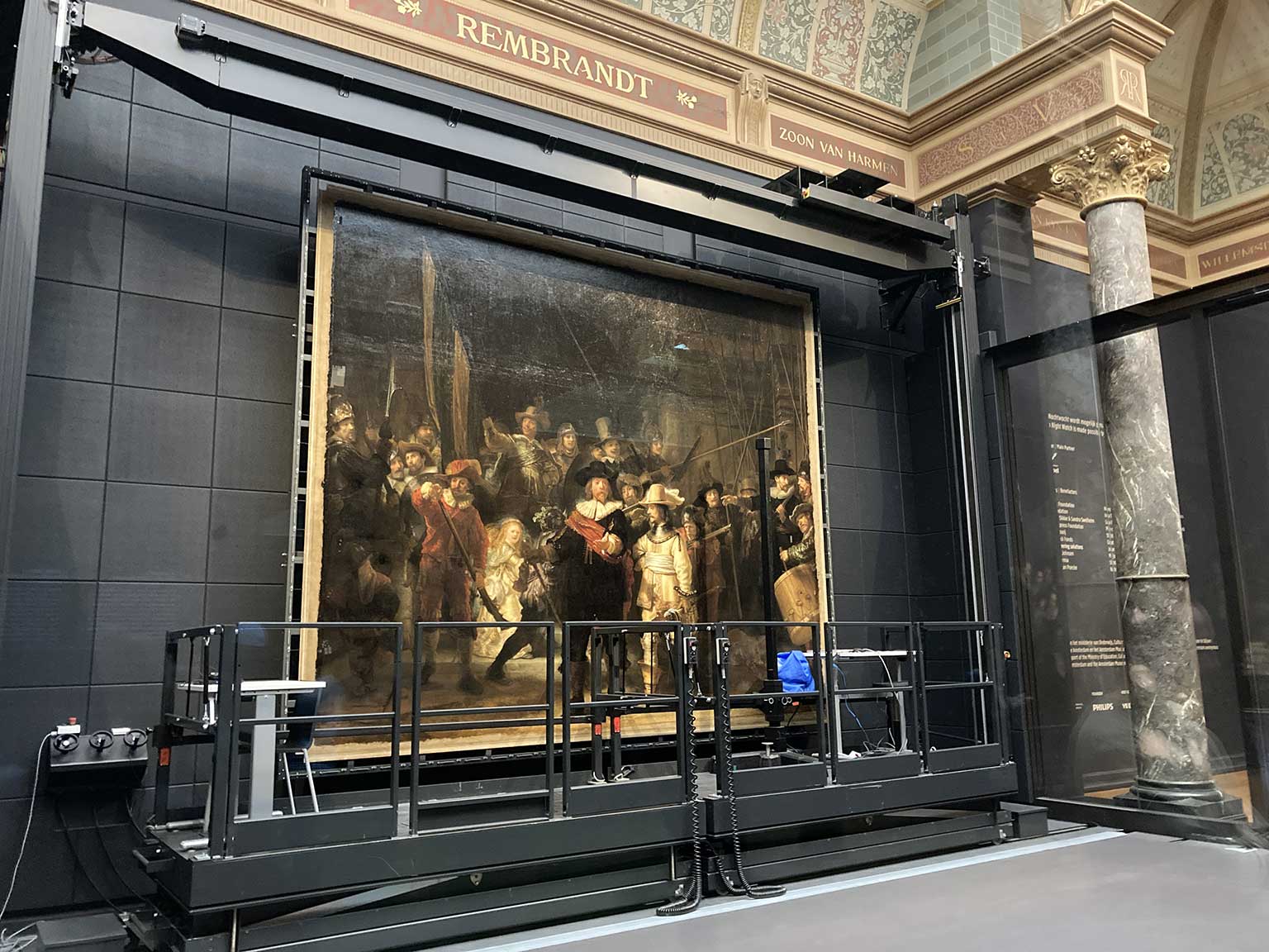 Rembrandt's Nachtwacht, Rijksmuseum, Amsterdam, met platform gebruikt tijdens de publieke restauratie