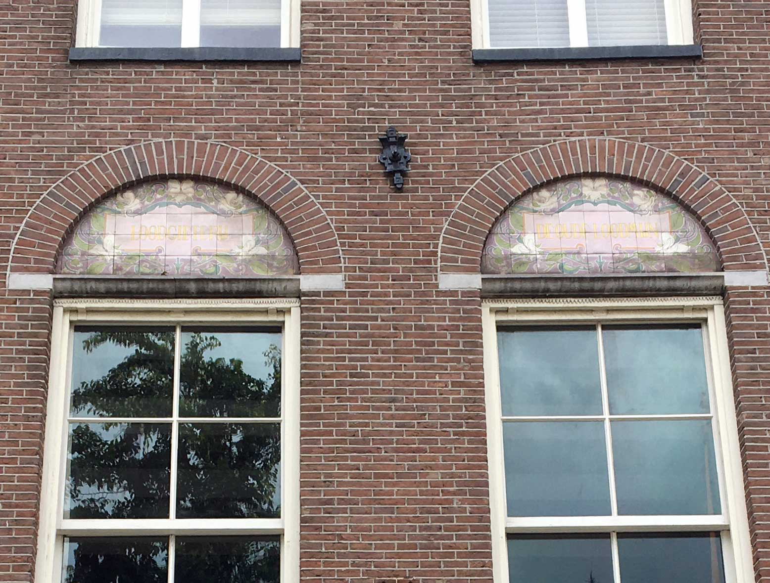 Rokin 87-89, Amsterdam, close-up of the tiles above the windows