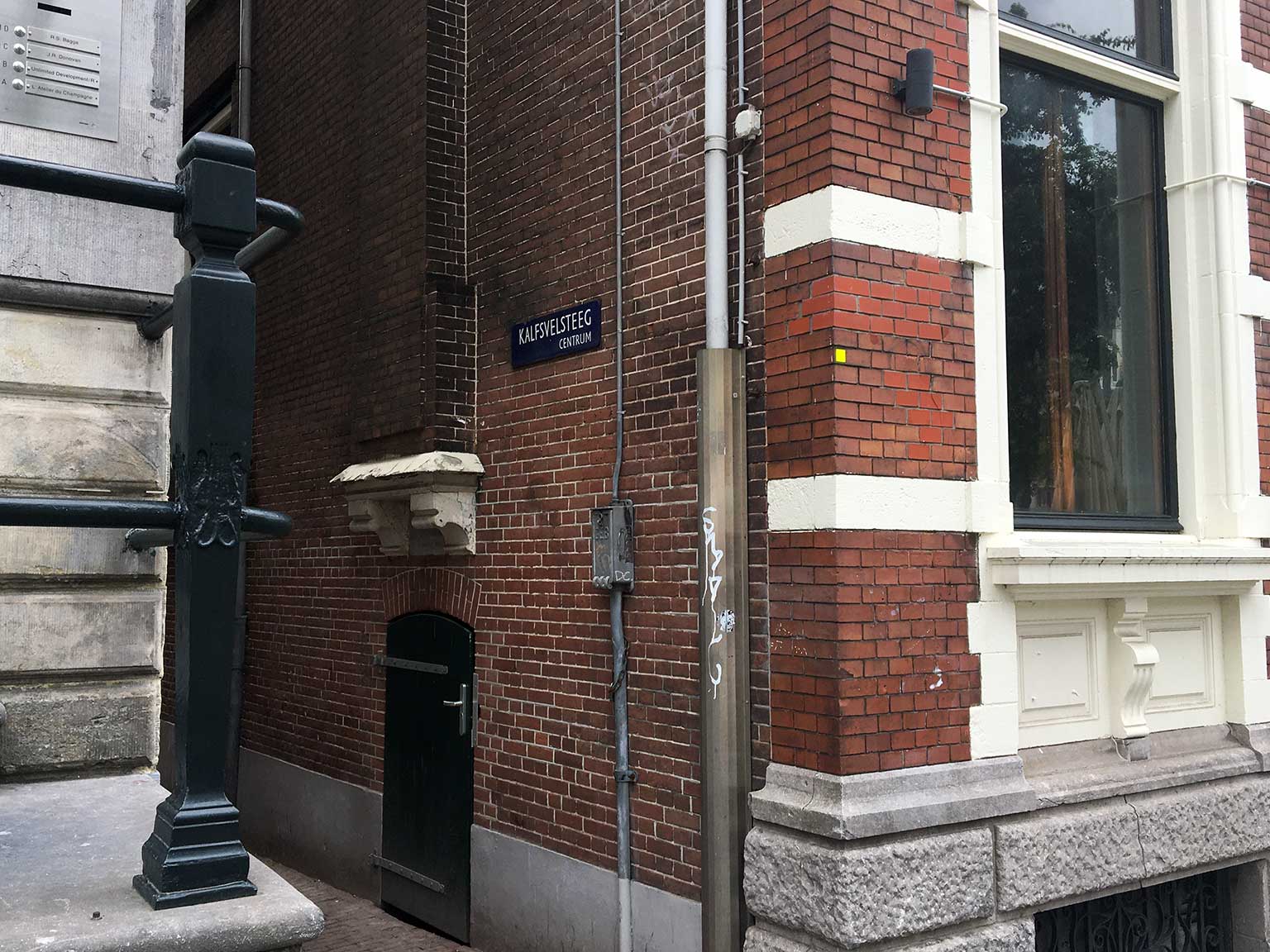 Entrance of the Kalfsvelsteeg on Rokin, Amsterdam