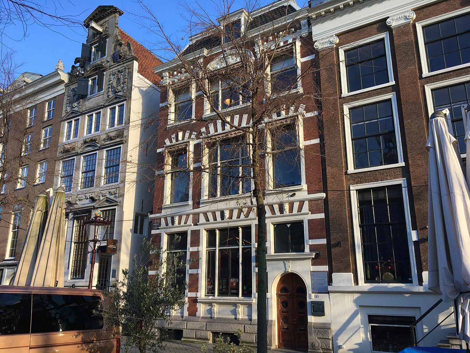 Rokin 93, Amsterdam, left of it the Kalfsvelsteeg