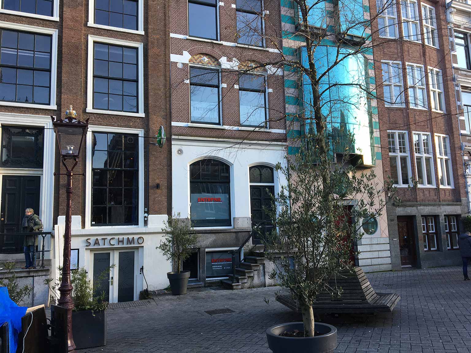 Rokin 95 to 101, Amsterdam, the entrance of Satchmo on the left