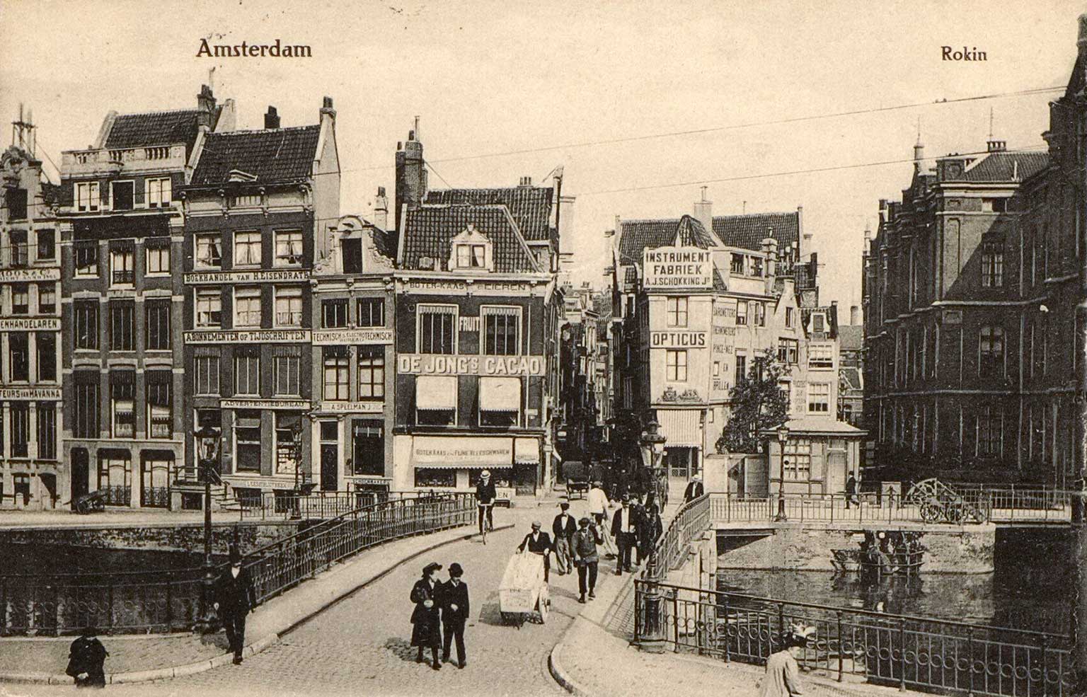 Rokin 111-119, Amsterdam, near Langebrugsteeg, around 1910. On the right the Grimburgwal