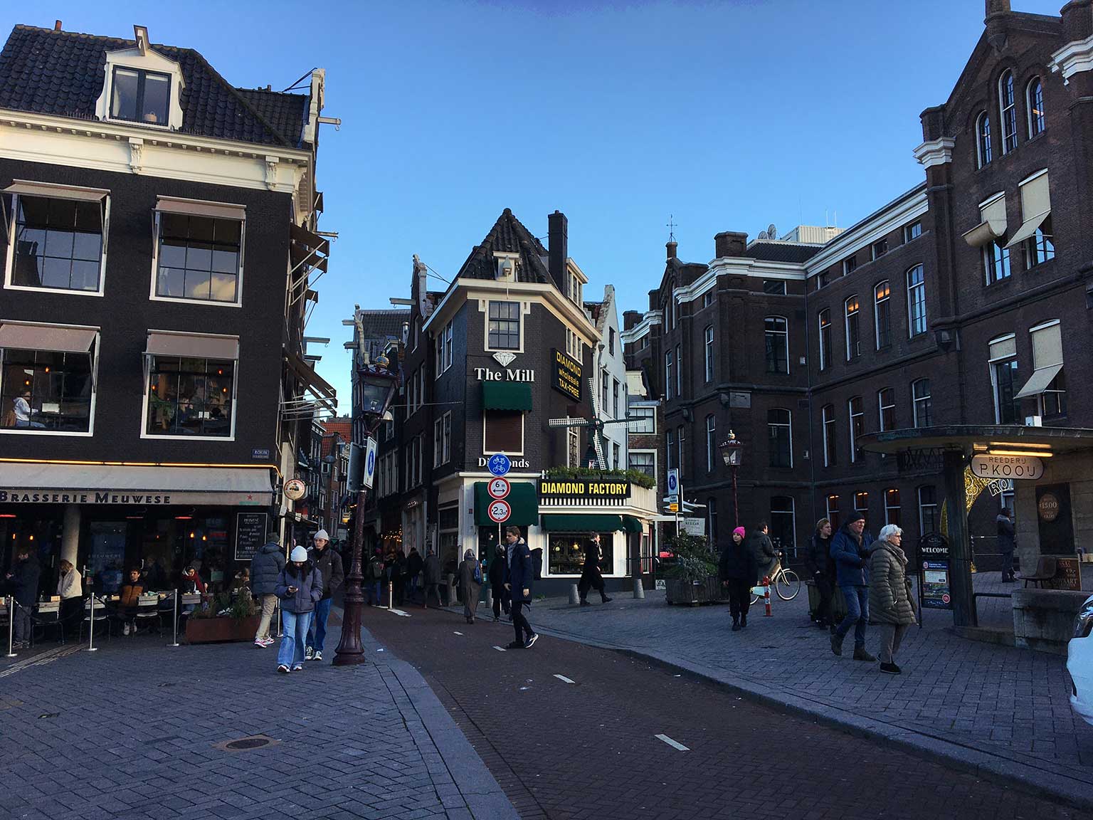 Langebrugsteeg, Amsterdam, with Rokin 123 and Grimburgwal on the right