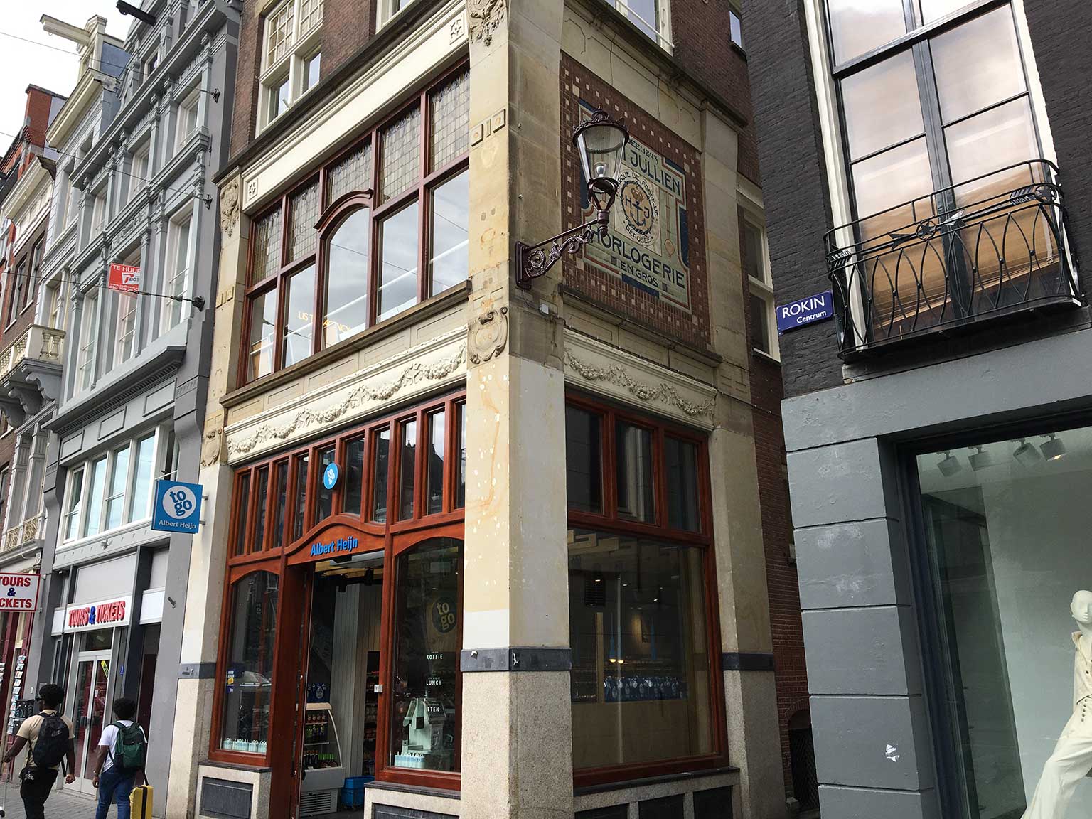 Gapersteeg, Amsterdam, between Rokin 34 and 36 with mural advert for watch seller Henri Jullien