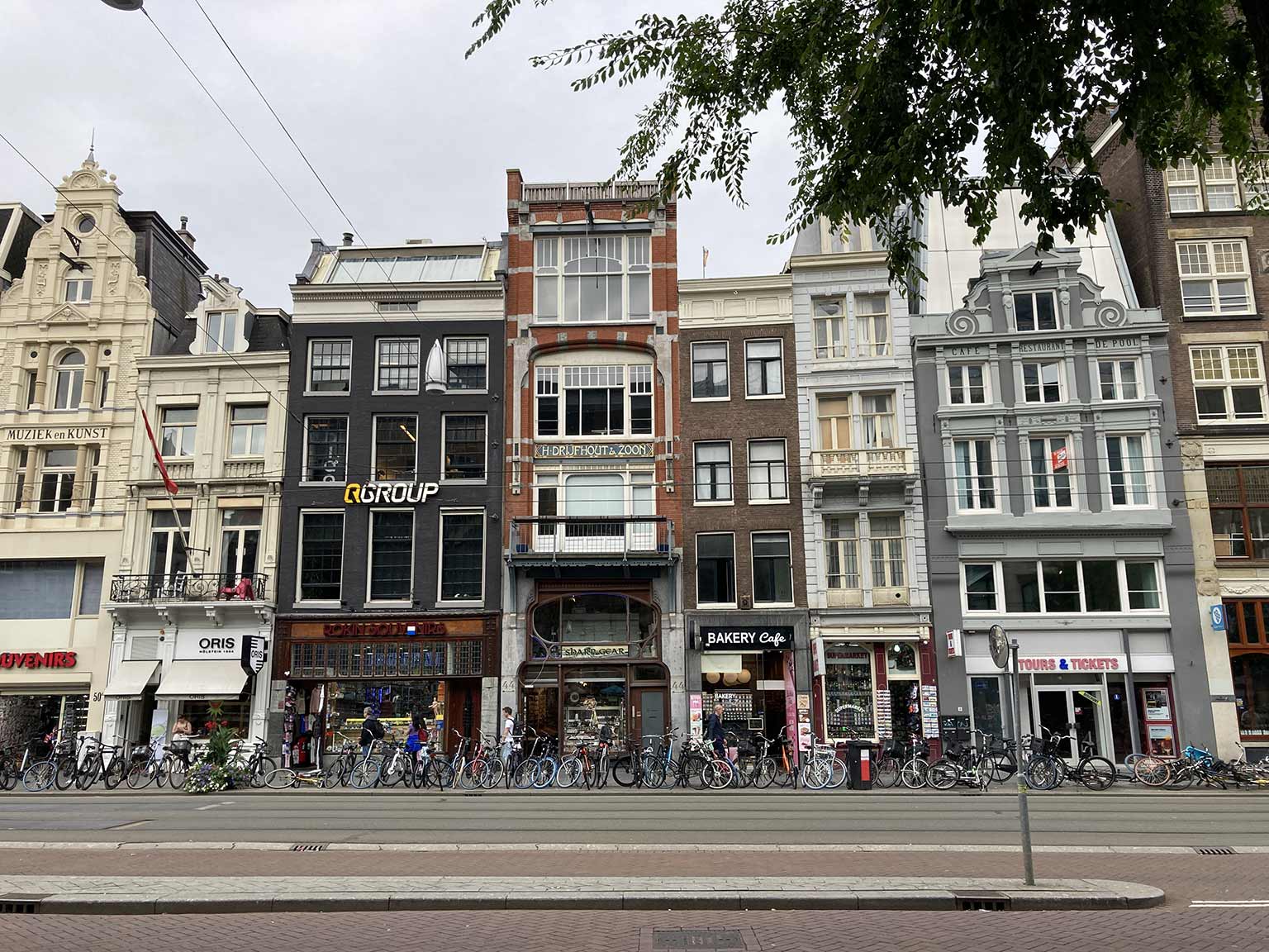 Rokin 38 tot 50, Amsterdam. In het midden op Rokin 44 het vroegere gebouw van Drijfhout