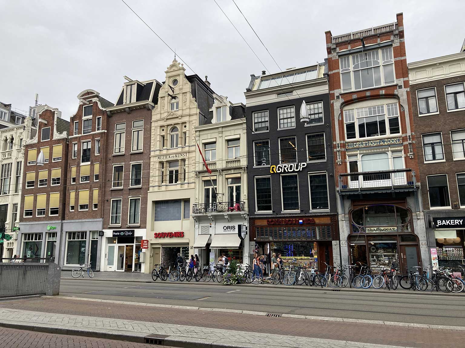 Rokin 44 (rechts) tot 56 (links), Amsterdam. Op nummer 50 het gele gebouw Muziek & Kunst