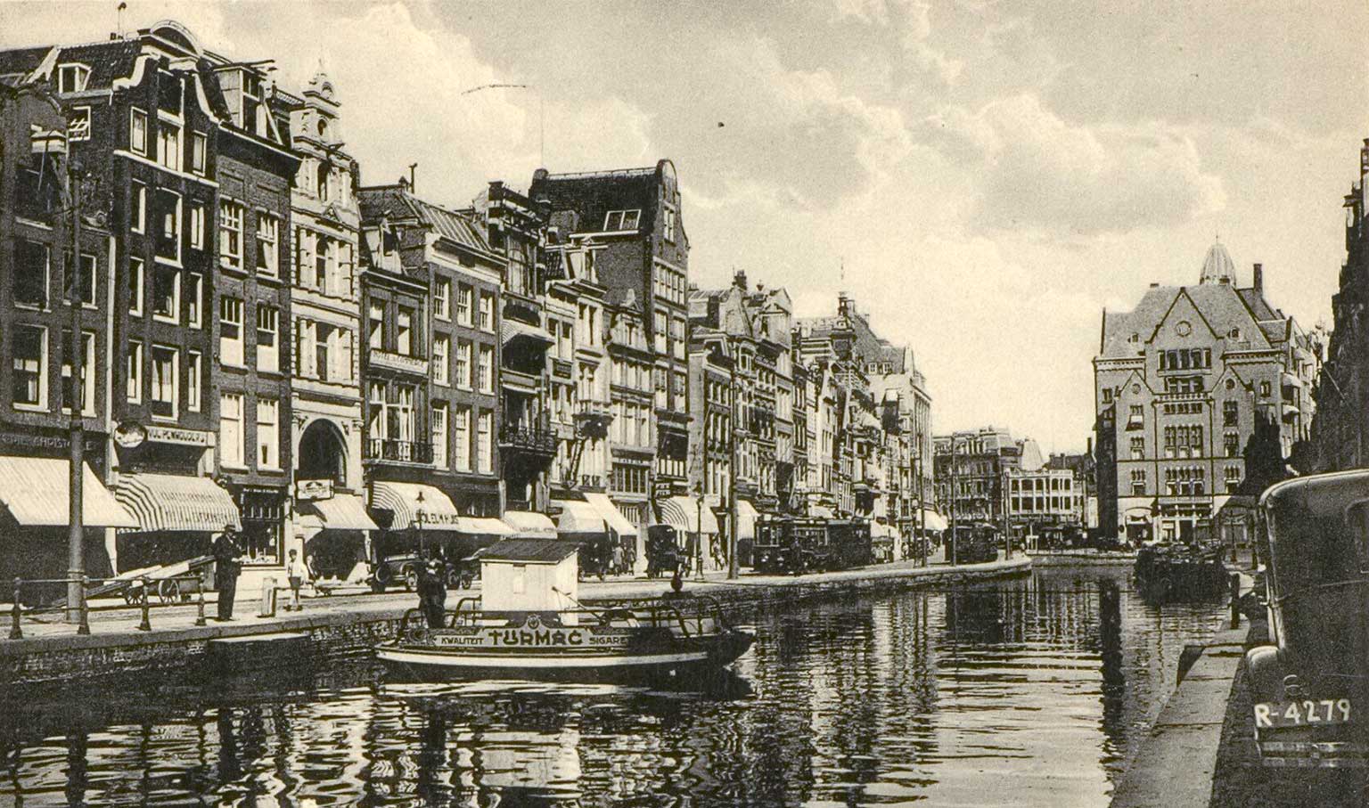Rokin, Amsterdam, gezien richting Dam in 1910, met pontje ter hoogte van de Duifjessteeg
