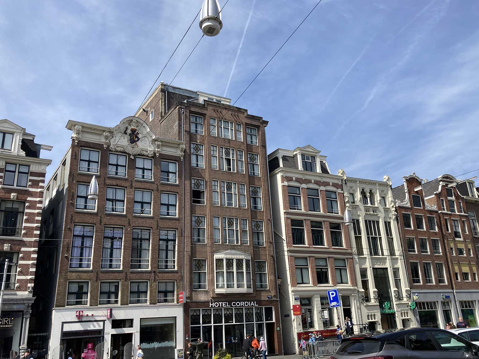 Rokin 54 tot 66, Amsterdam, links het Mooresteegje en gebouw De Moor op Rokin 64