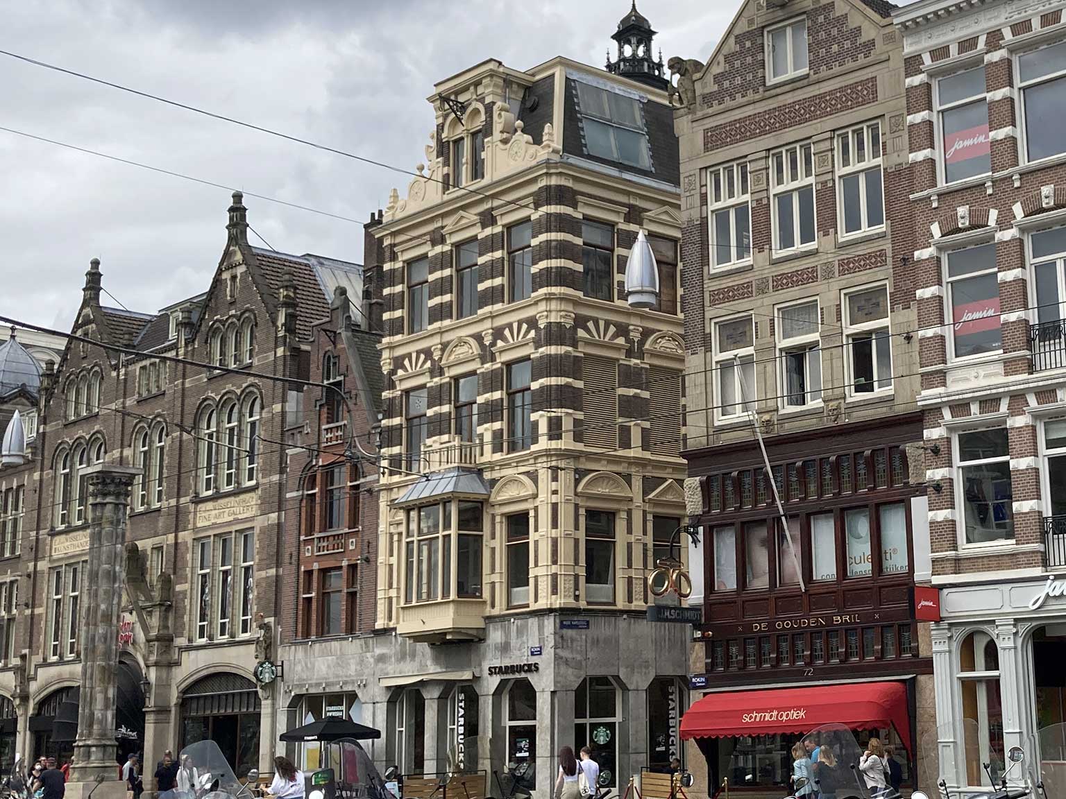 In het midden Rokin 74, Amsterdam, nu Starbucks, rechts ervan de Wijde Kapelsteeg